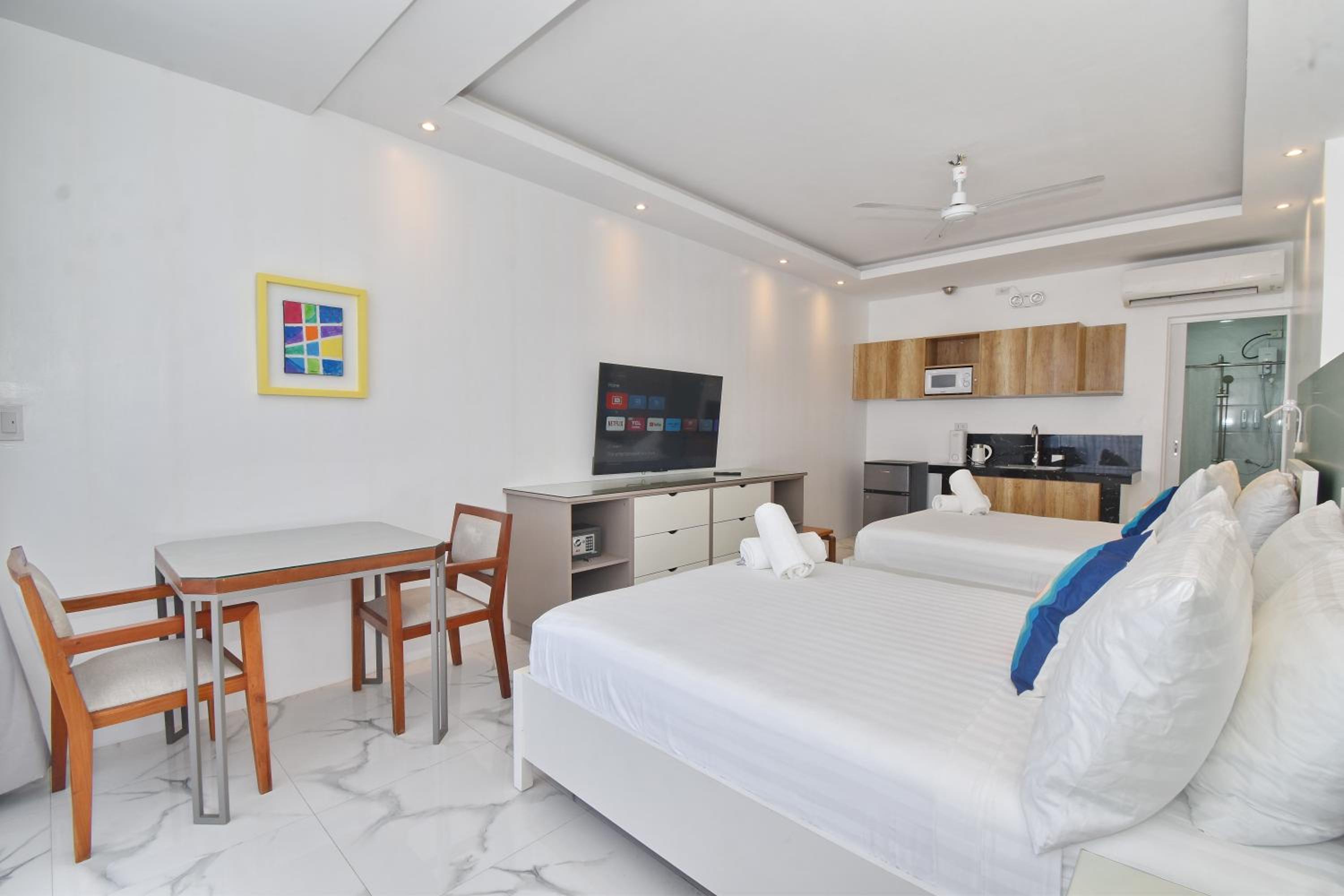Double Room with Balcony - Photo 2