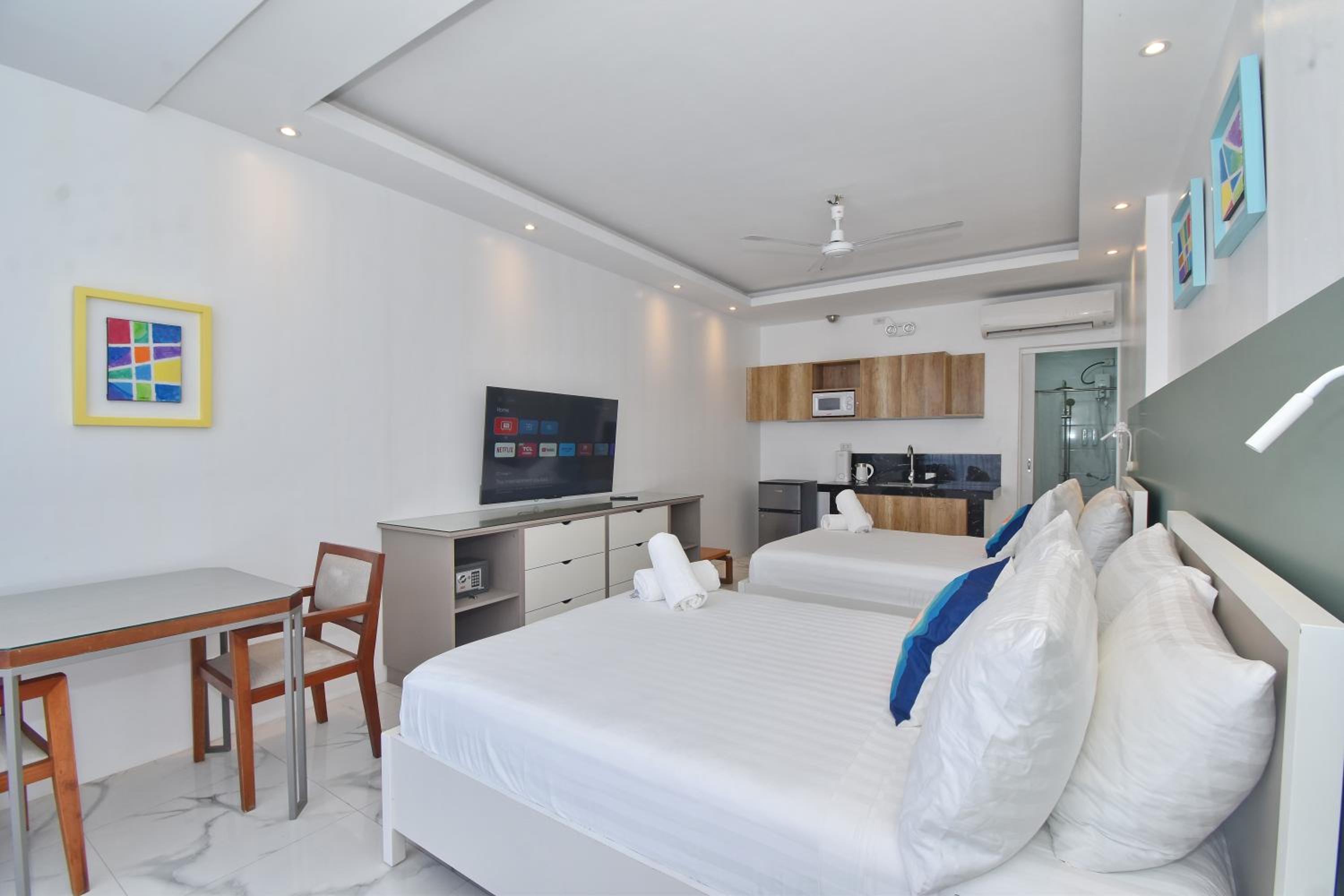 Double Room with Balcony - Photo 3
