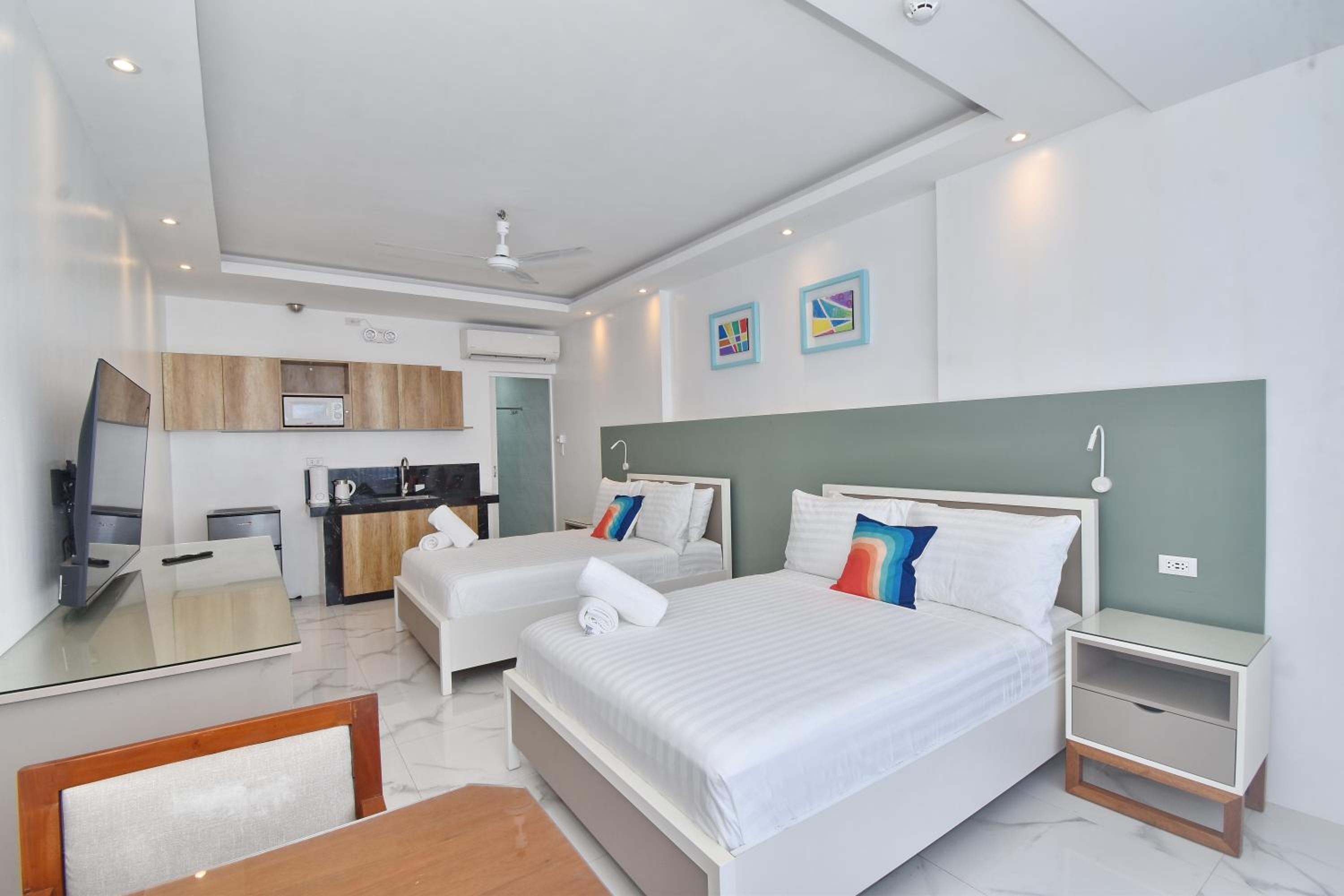 Double Room with Balcony - Photo 4
