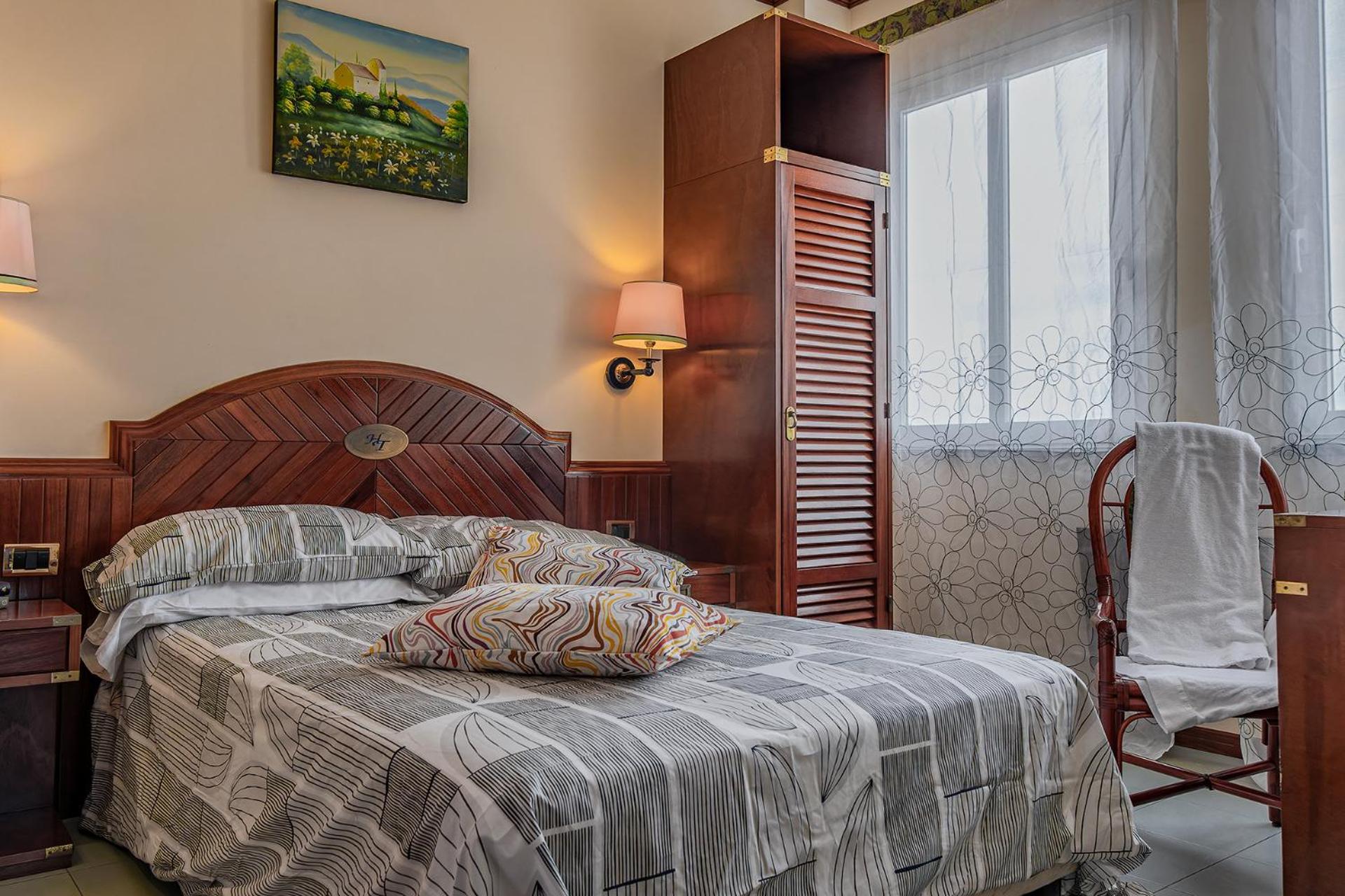 Deluxe Double Room With Side Sea View