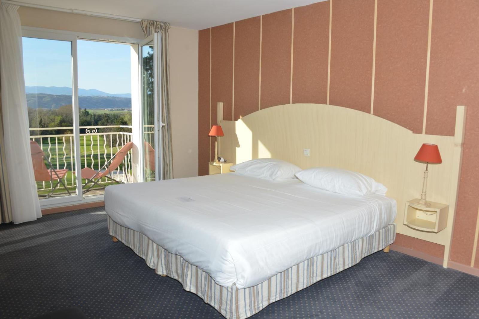 King Room with Sofa Bed - Photo 8