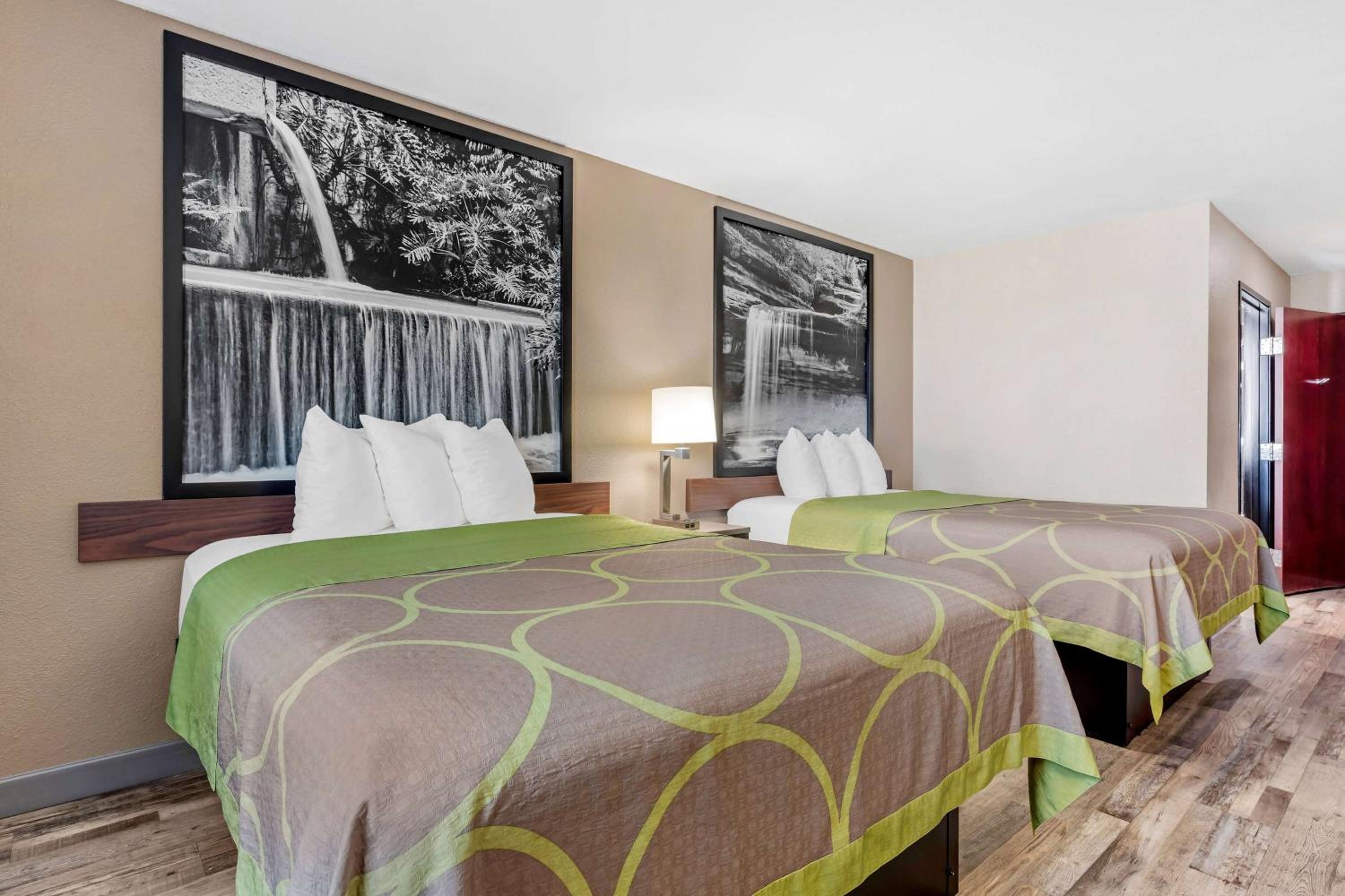 Queen Room with Two Queen Beds - Non-Smoking - Photo 3