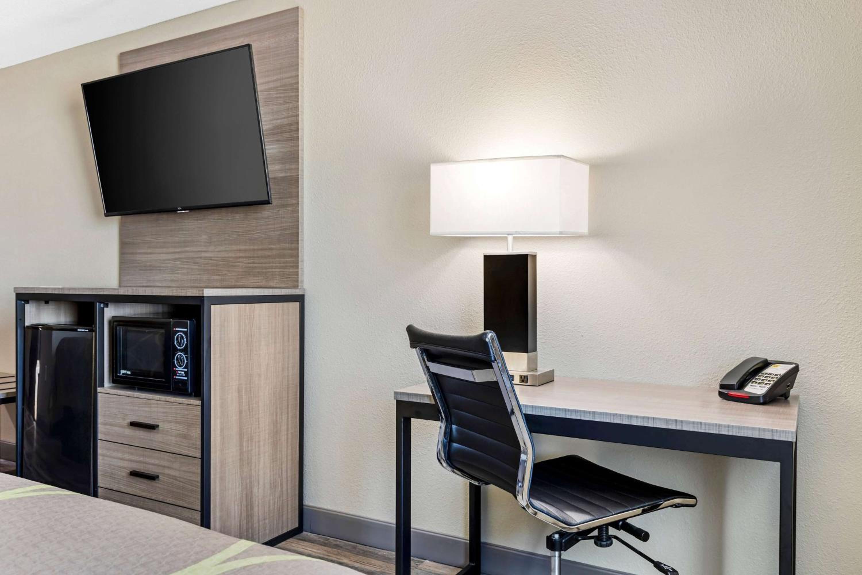 King Room - Non-Smoking - Photo 1