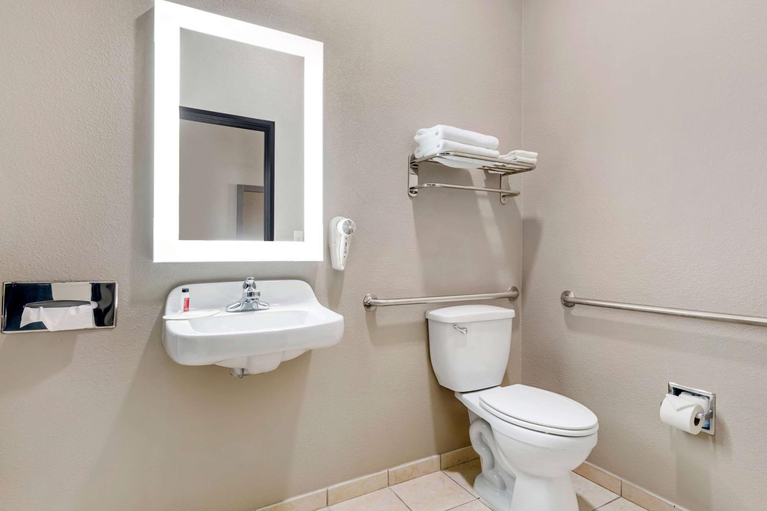 King Room with Bath Tub - Mobility/Hearing Accessible - Non-Smoking - Photo 4