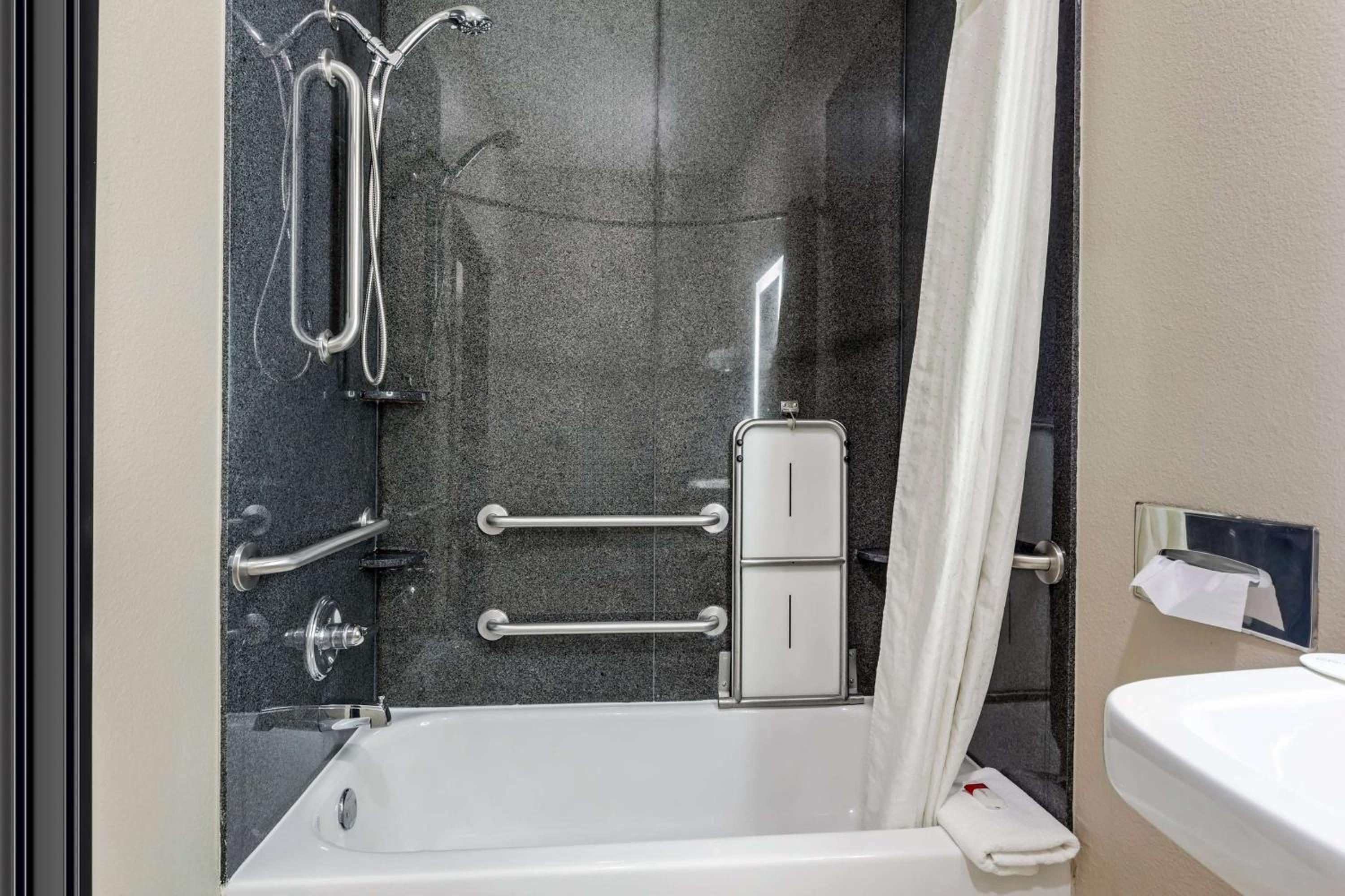 King Room with Bath Tub - Mobility/Hearing Accessible - Non-Smoking - Photo 2