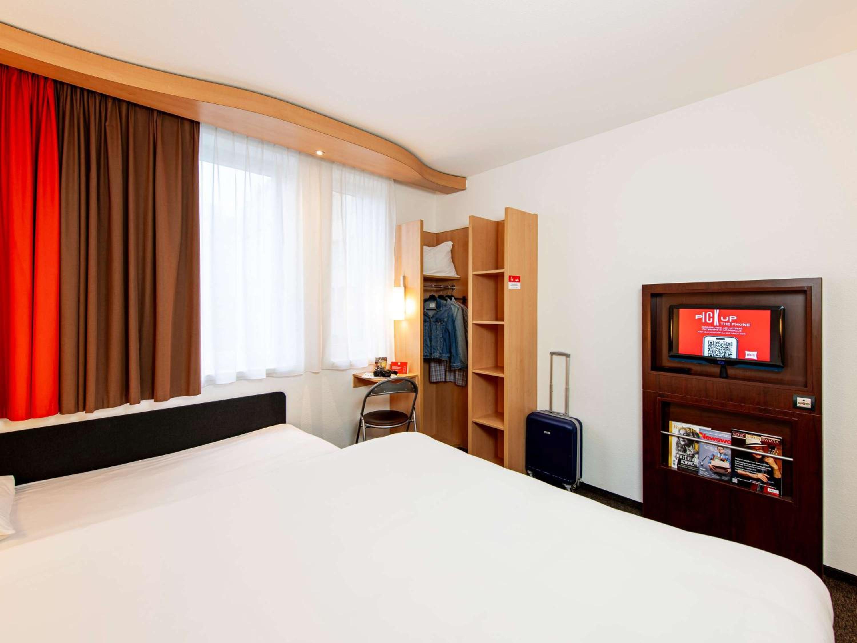 Standard Family Room with One Double Bed and One Single Bed - Photo 8