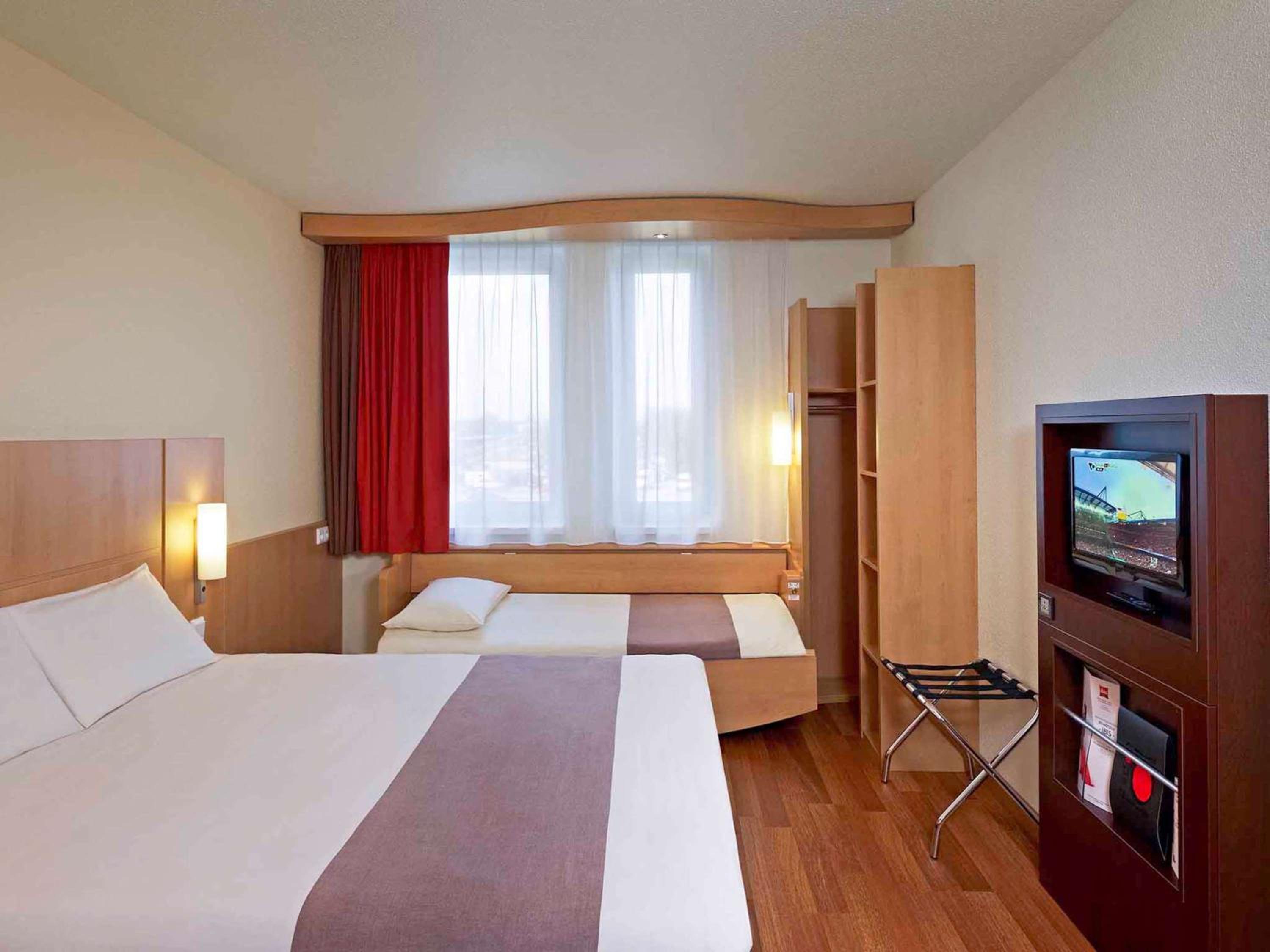 Standard Family Room with One Double Bed and One Single Bed - Photo 6