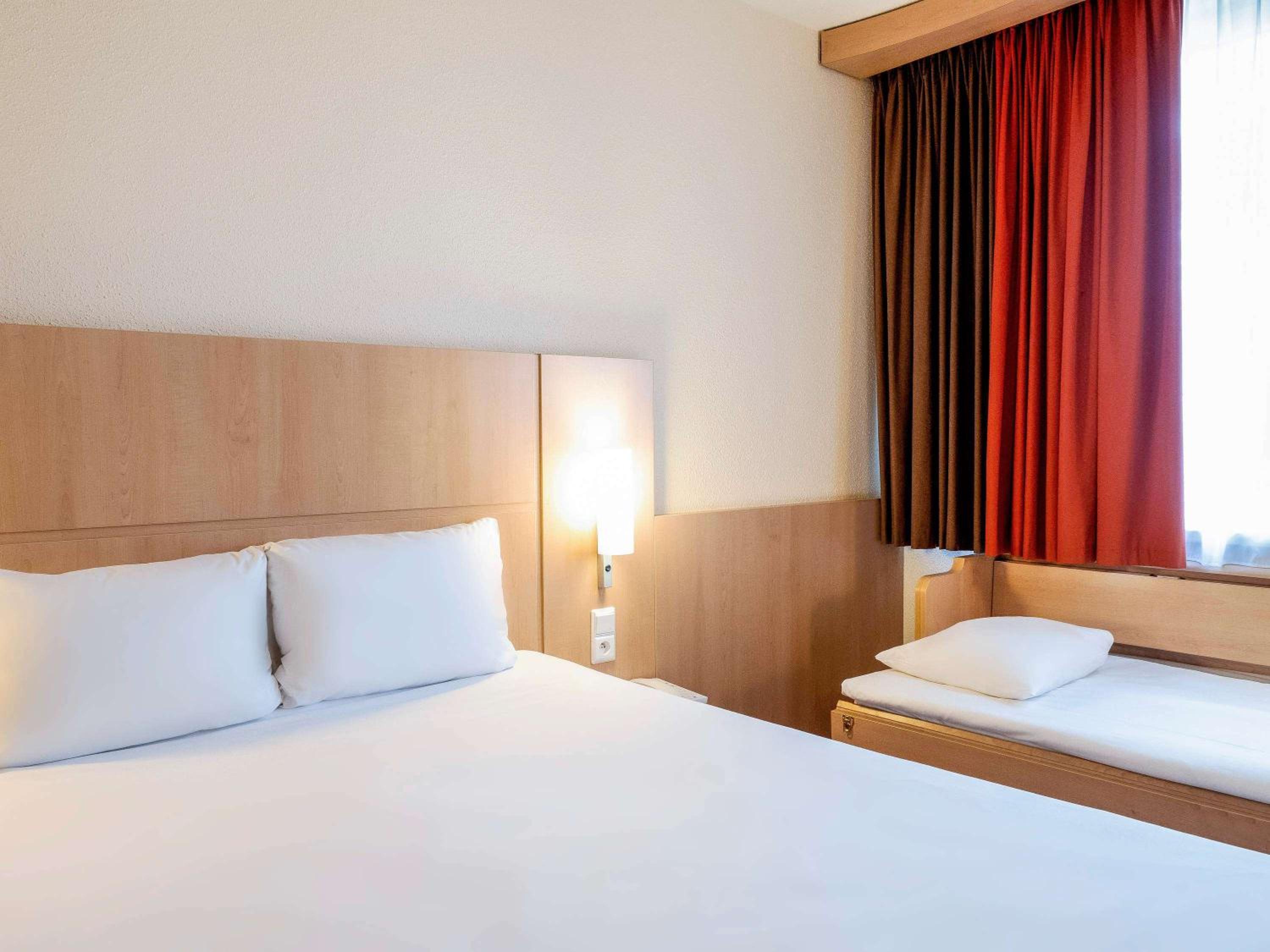 Standard Family Room with One Double Bed and One Single Bed - Photo 4