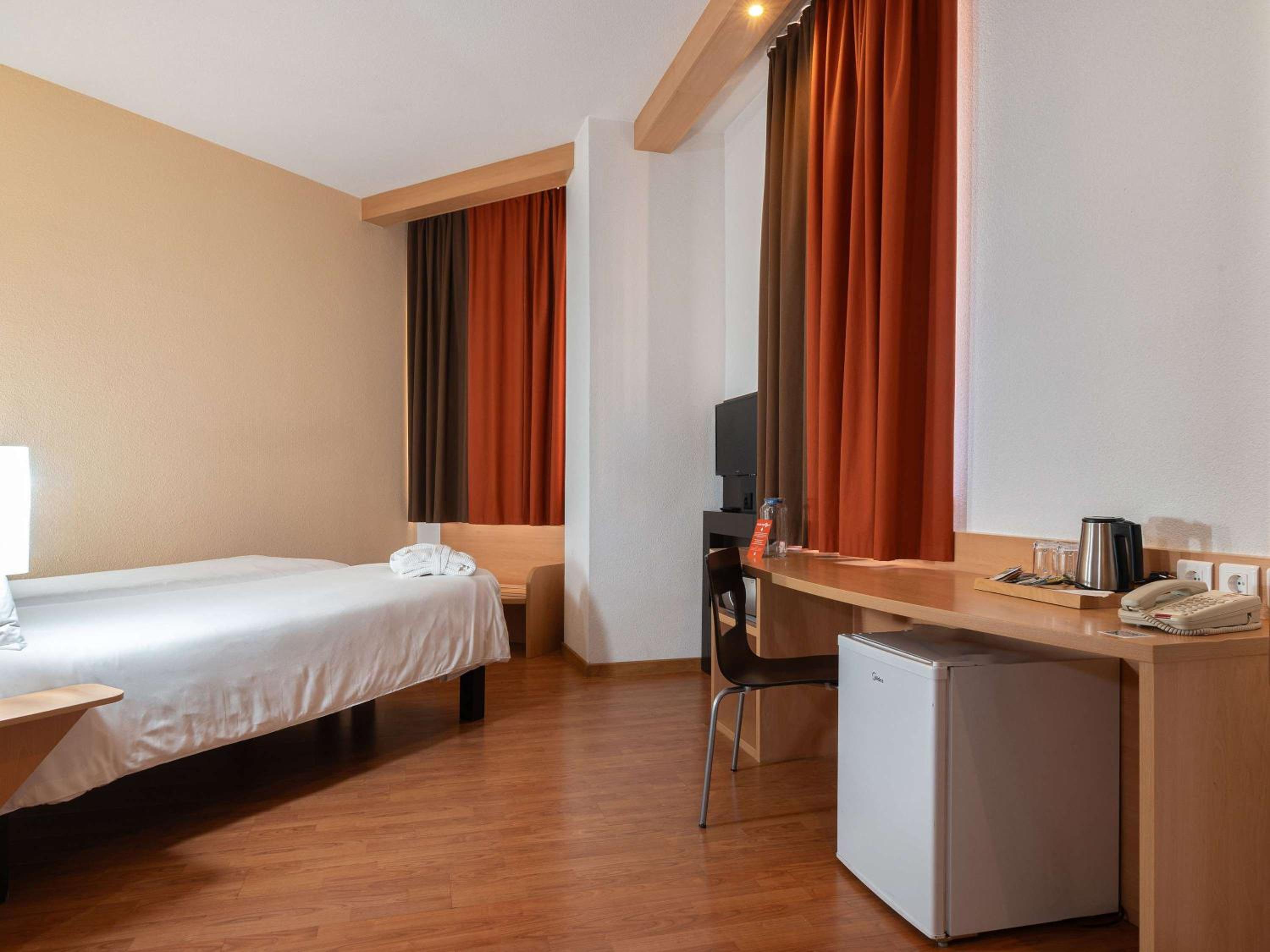 Premium Twin Room with City View photo 2