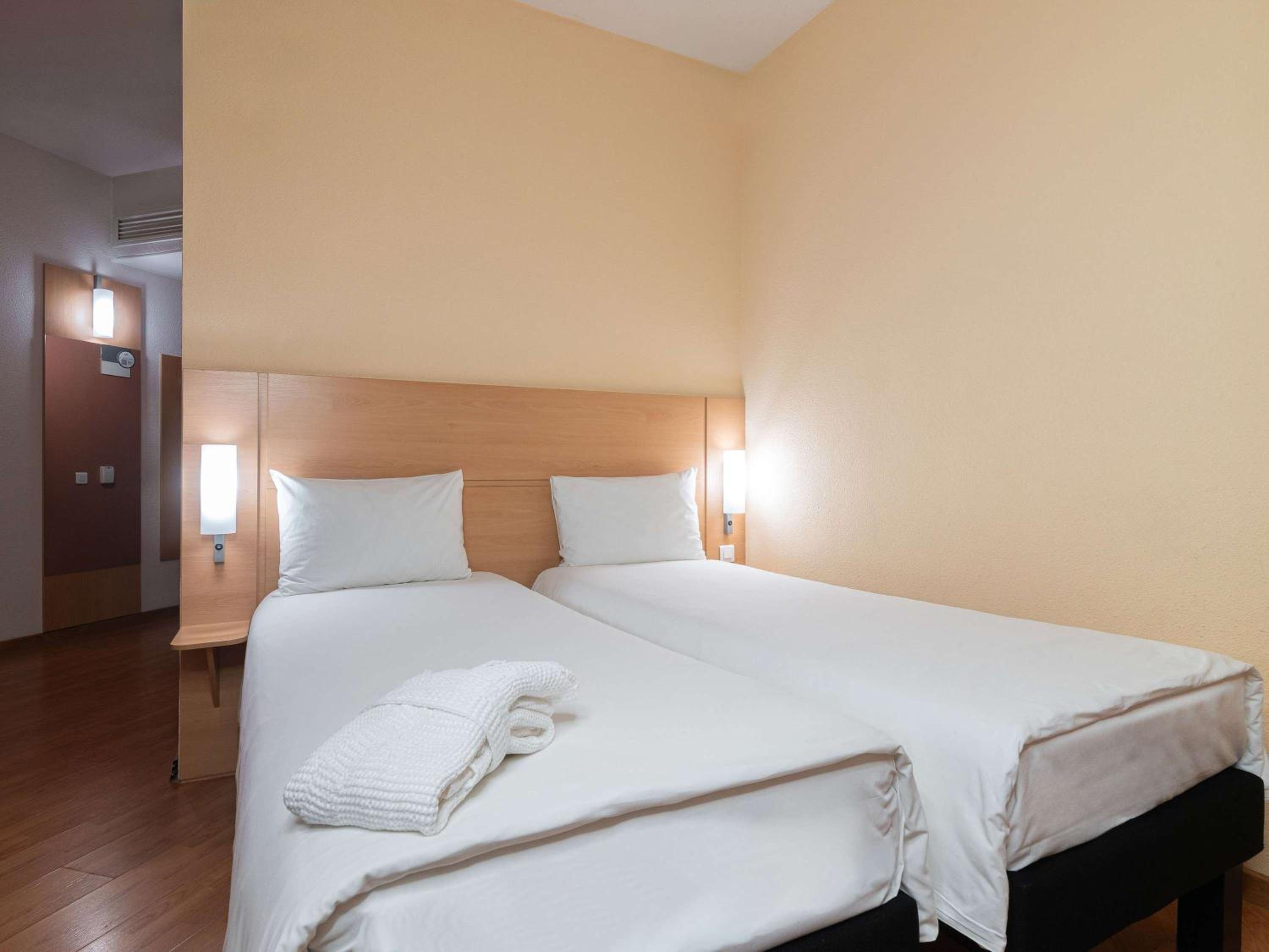 Premium Twin Room with City View photo 3