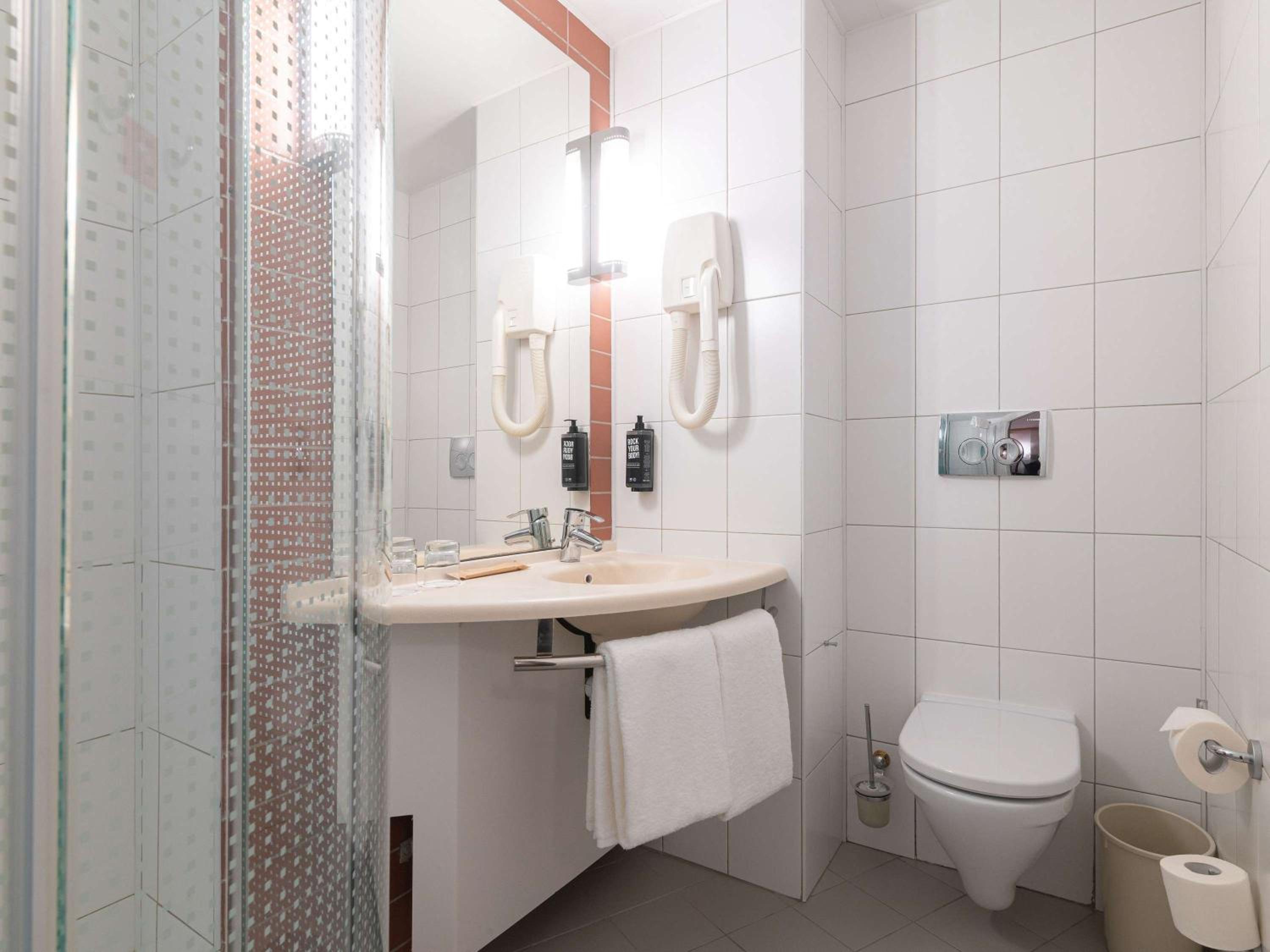 Standard Twin Room with City View photo 2