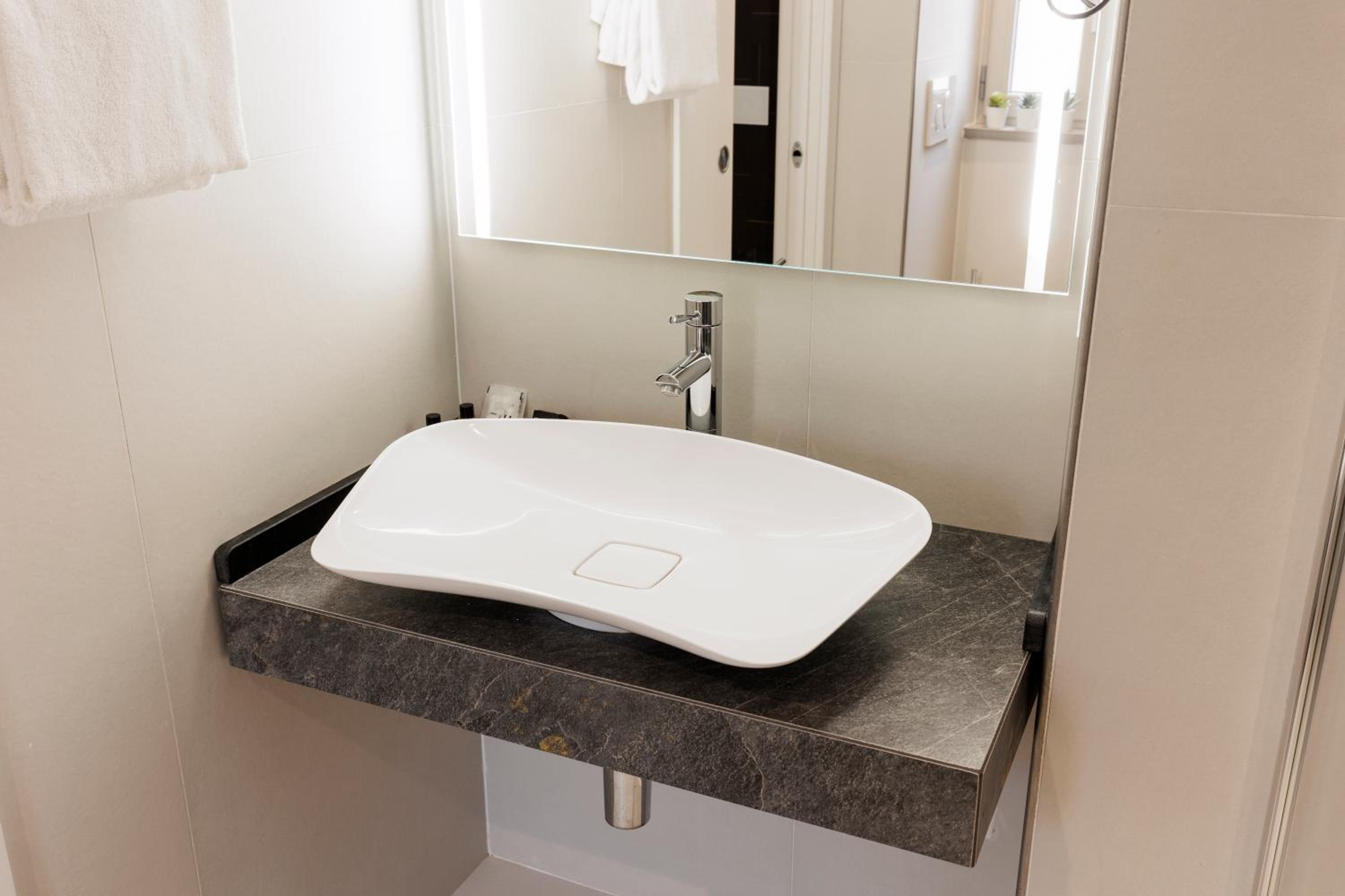 Double Room - Disability Access thumbnail 6