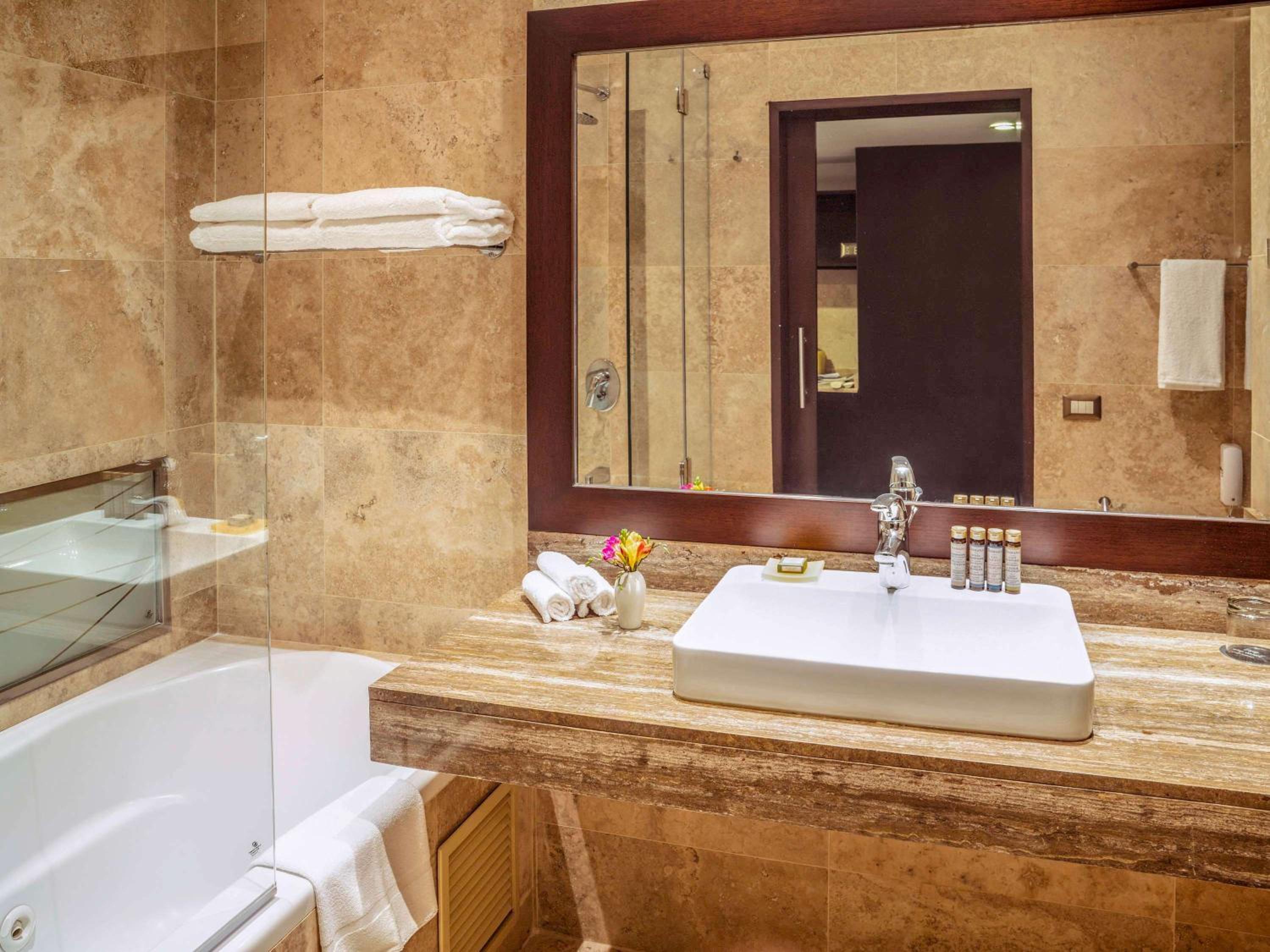 Superior King Room - Photo 5