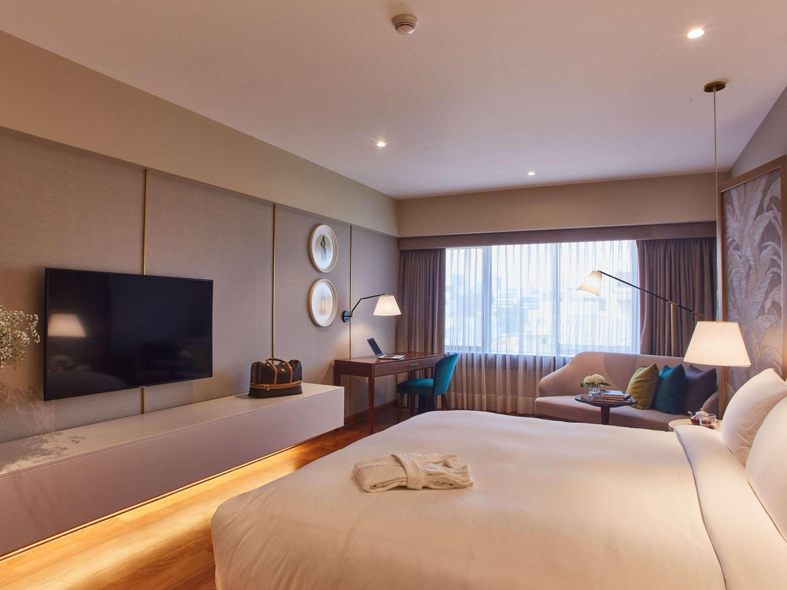 Deluxe King Room - Photo 7