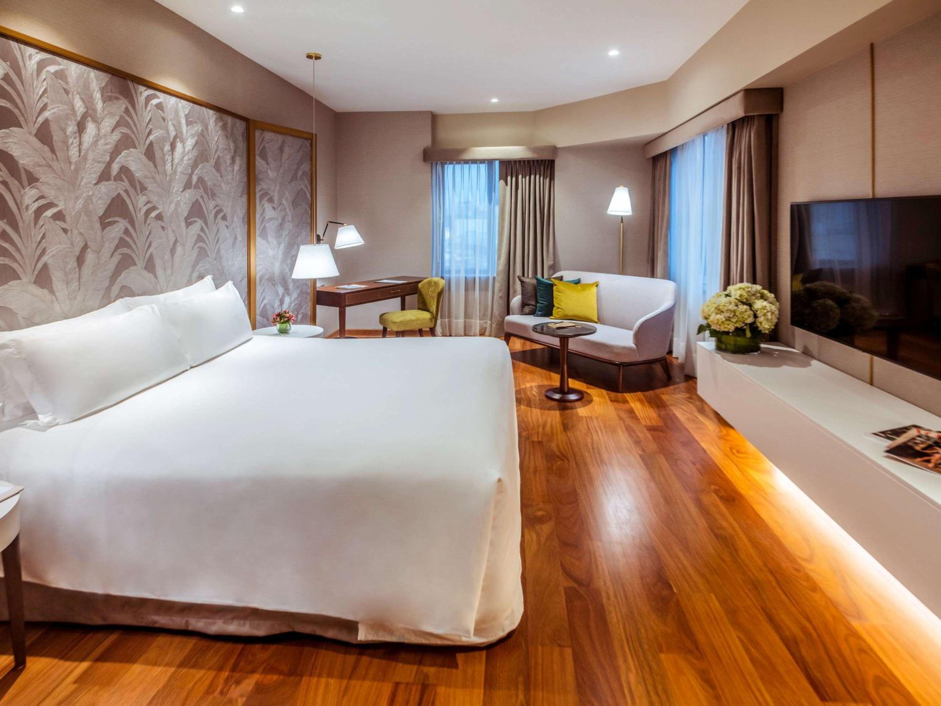 Deluxe King Room - Photo 8