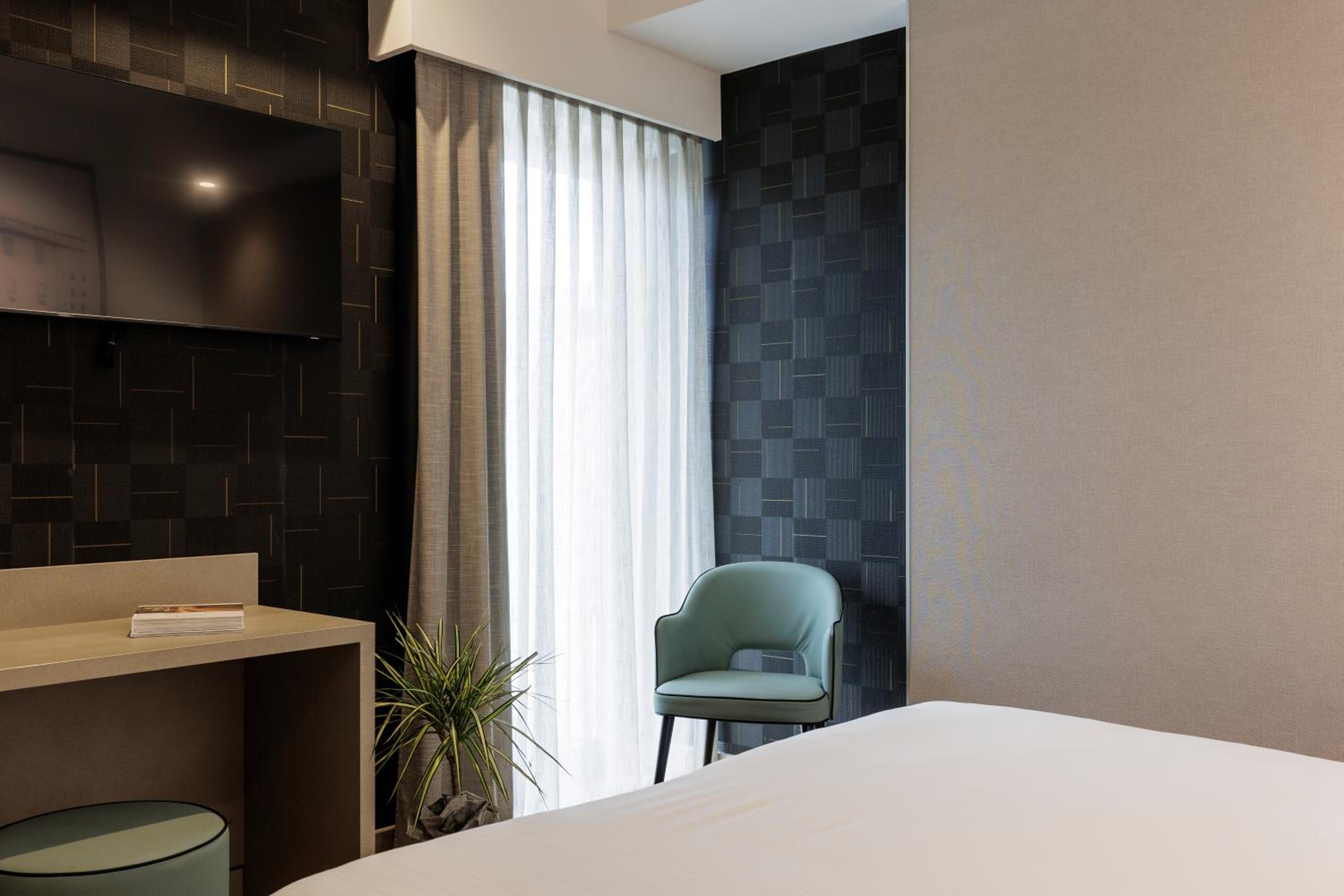 Double or Twin Room thumbnail 6