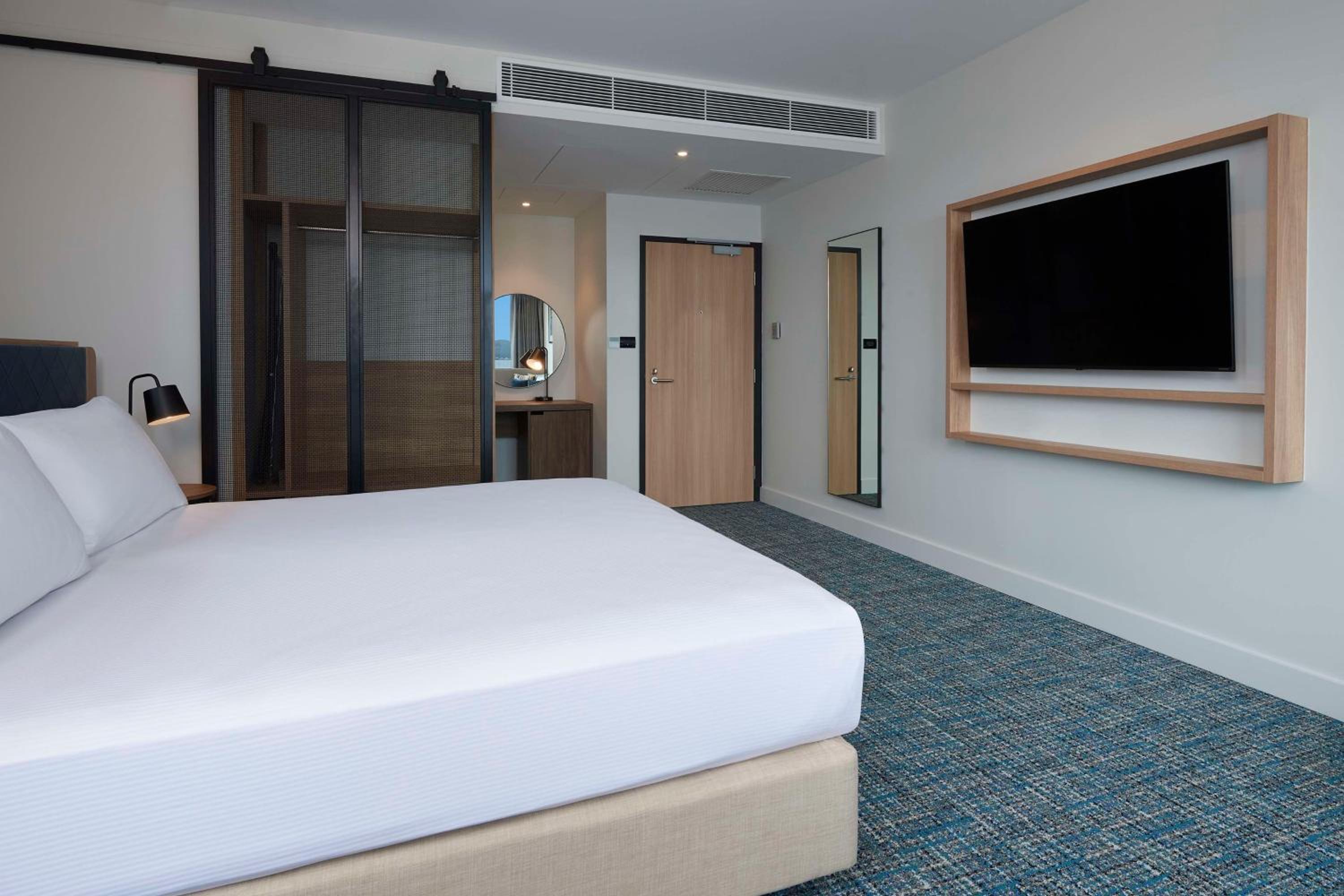 Deluxe King Room with Harbor View - Photo 3