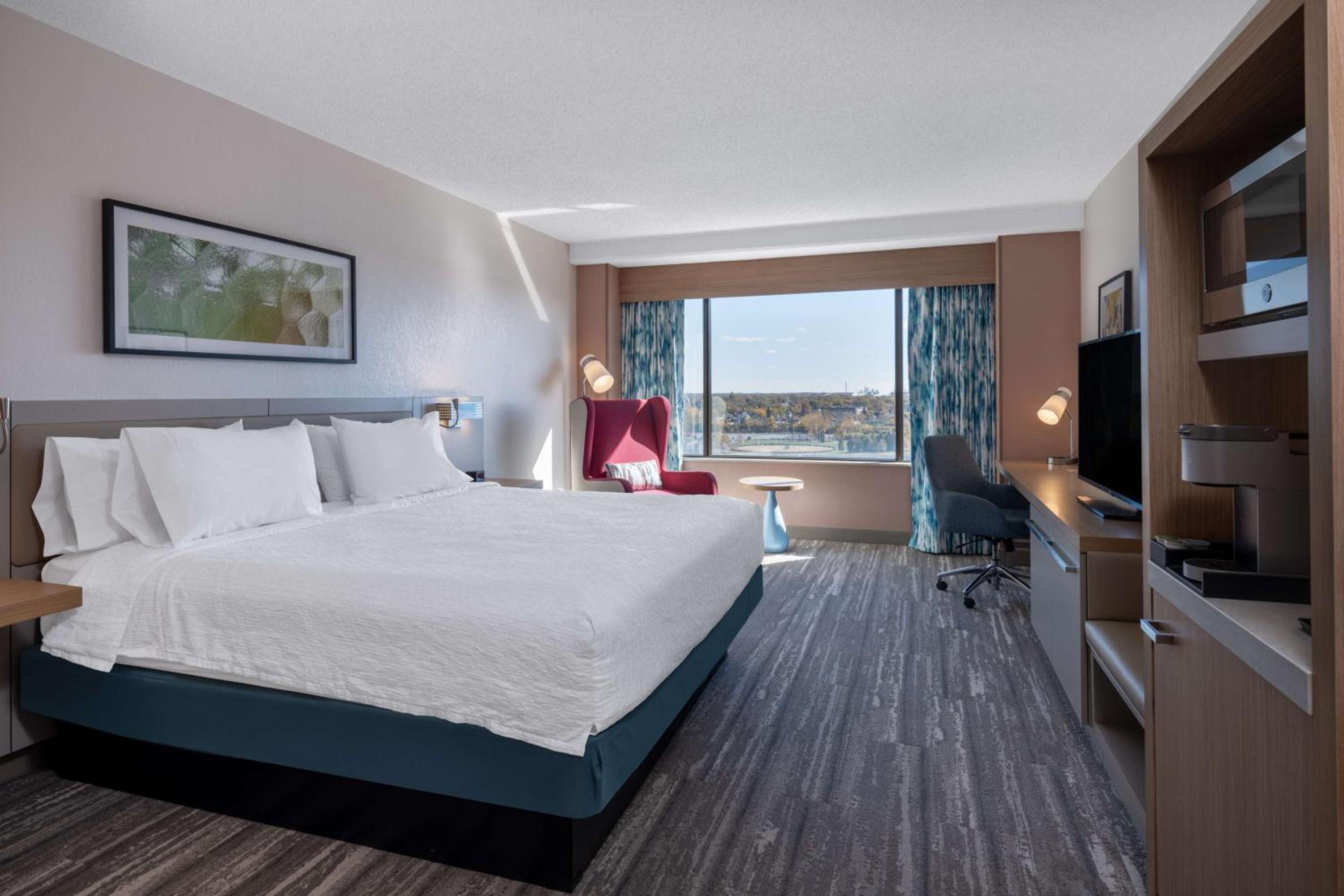 King Room with River View - Photo 3