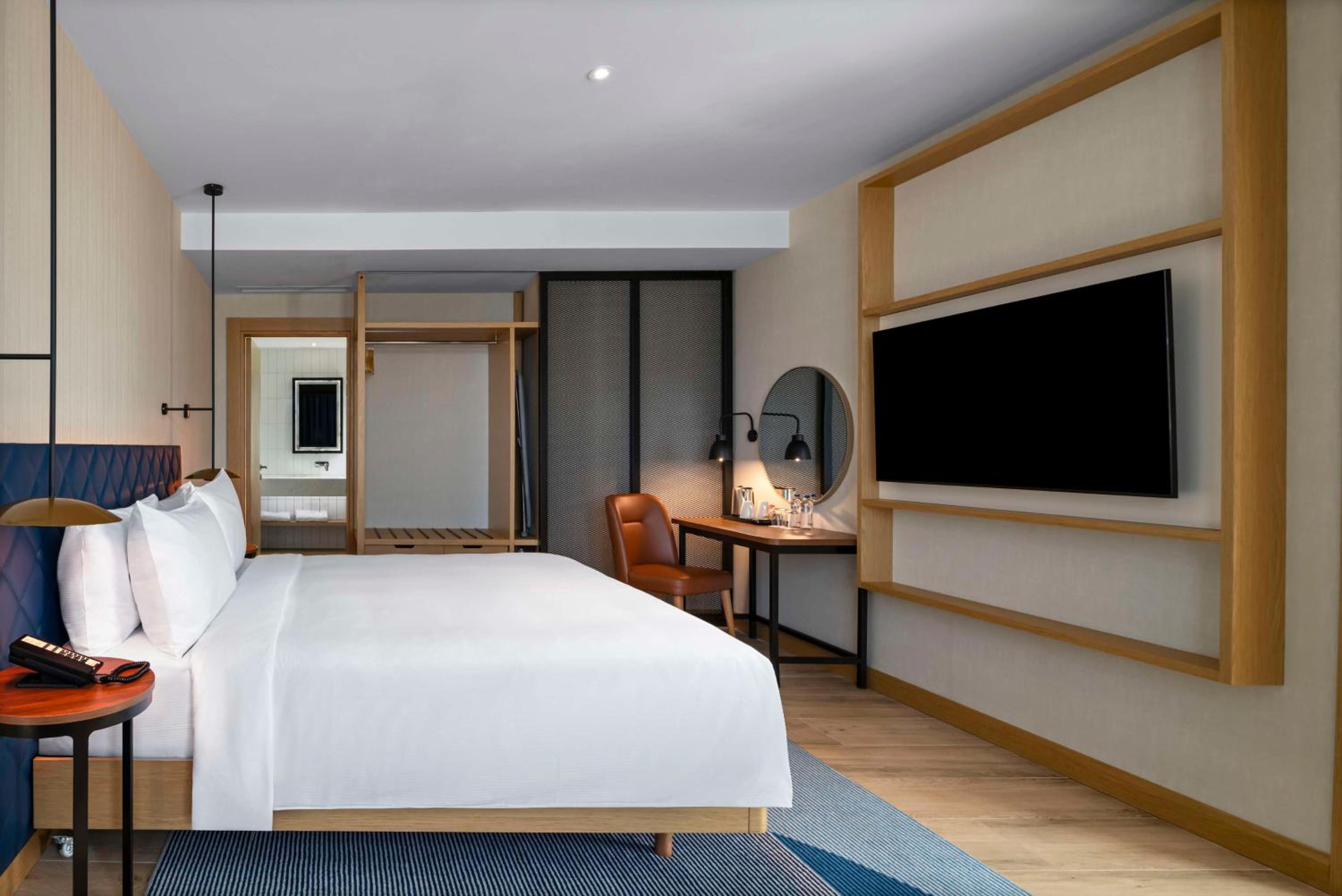 One-Bedroom King Suite - Photo 4