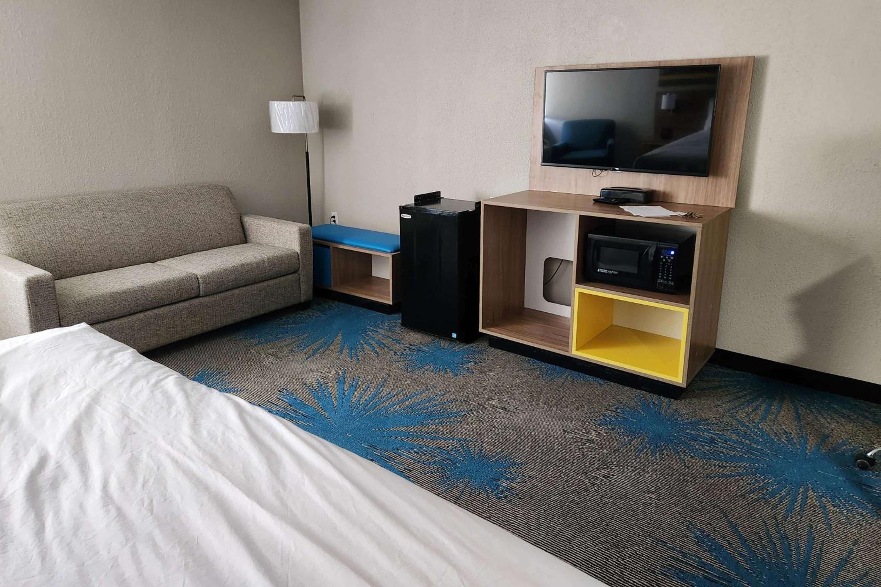 King Suite - Non-Smoking - Photo 2