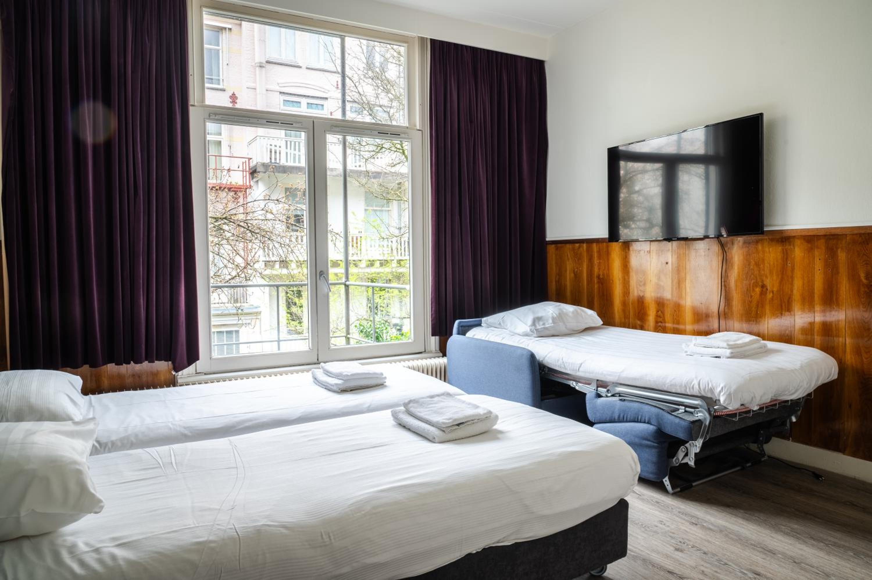 Standard Triple Room with Private Bathroom photo 3