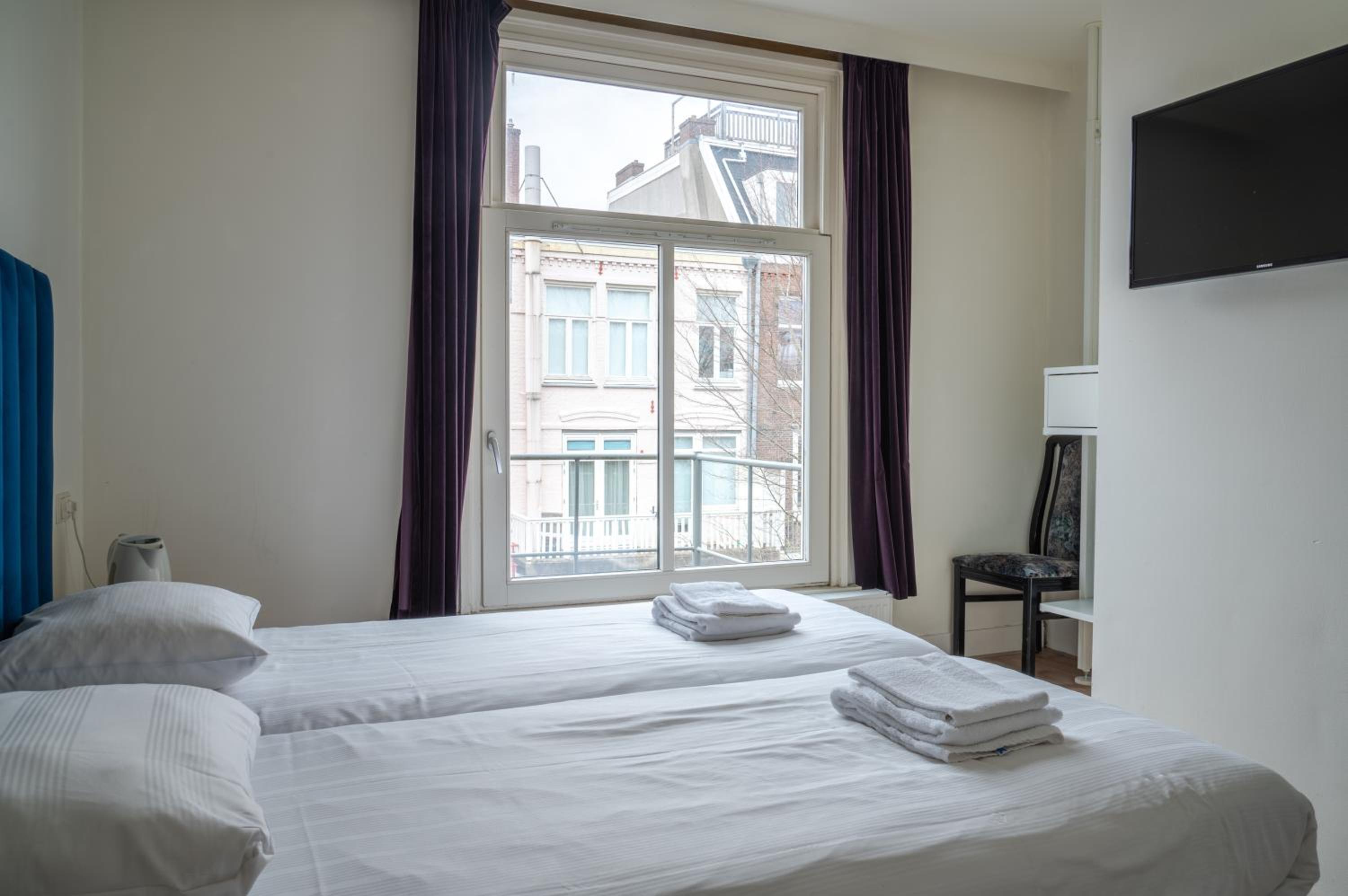 Standard Twin Room with Private Bathroom photo 3