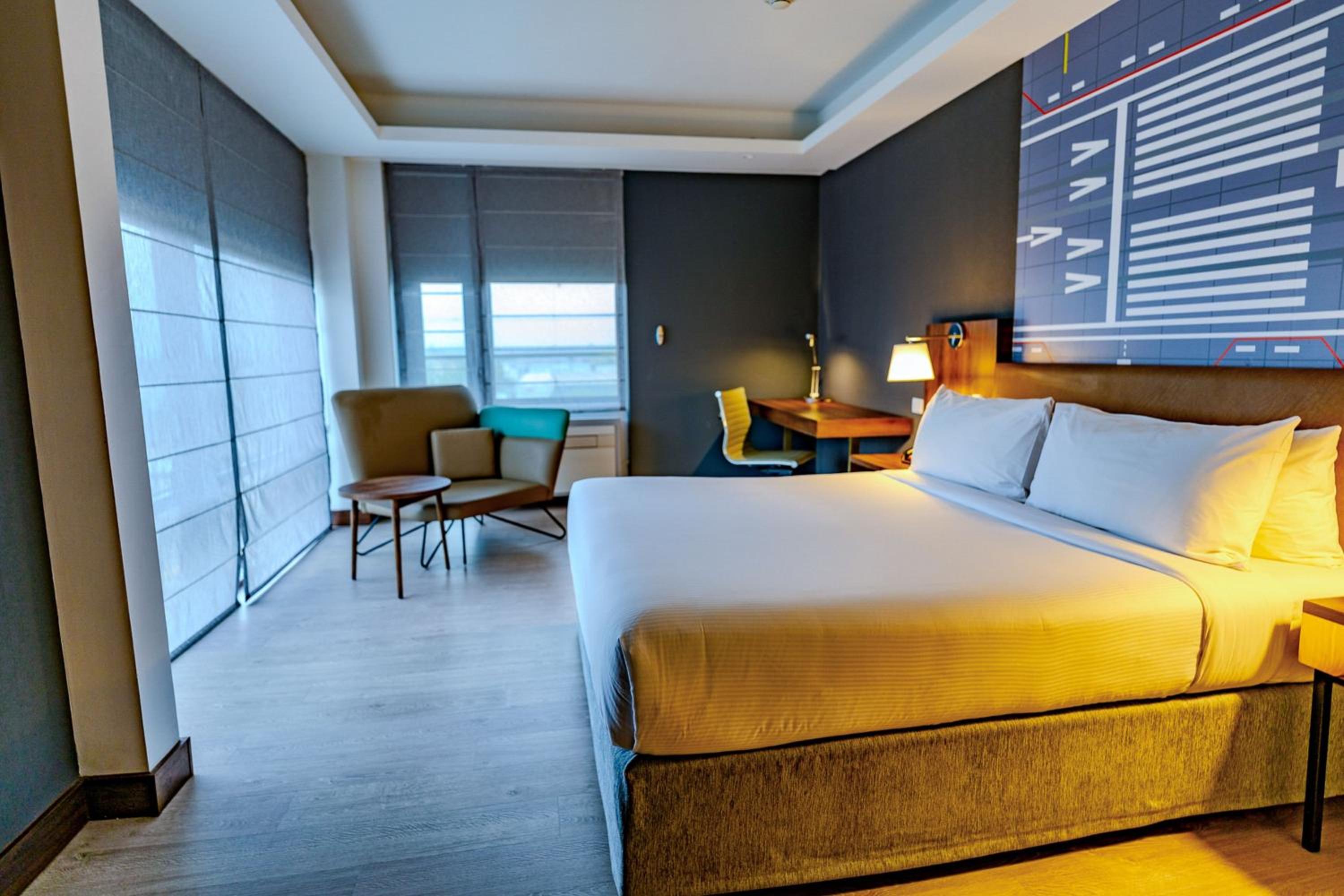 Corner King Room photo 1