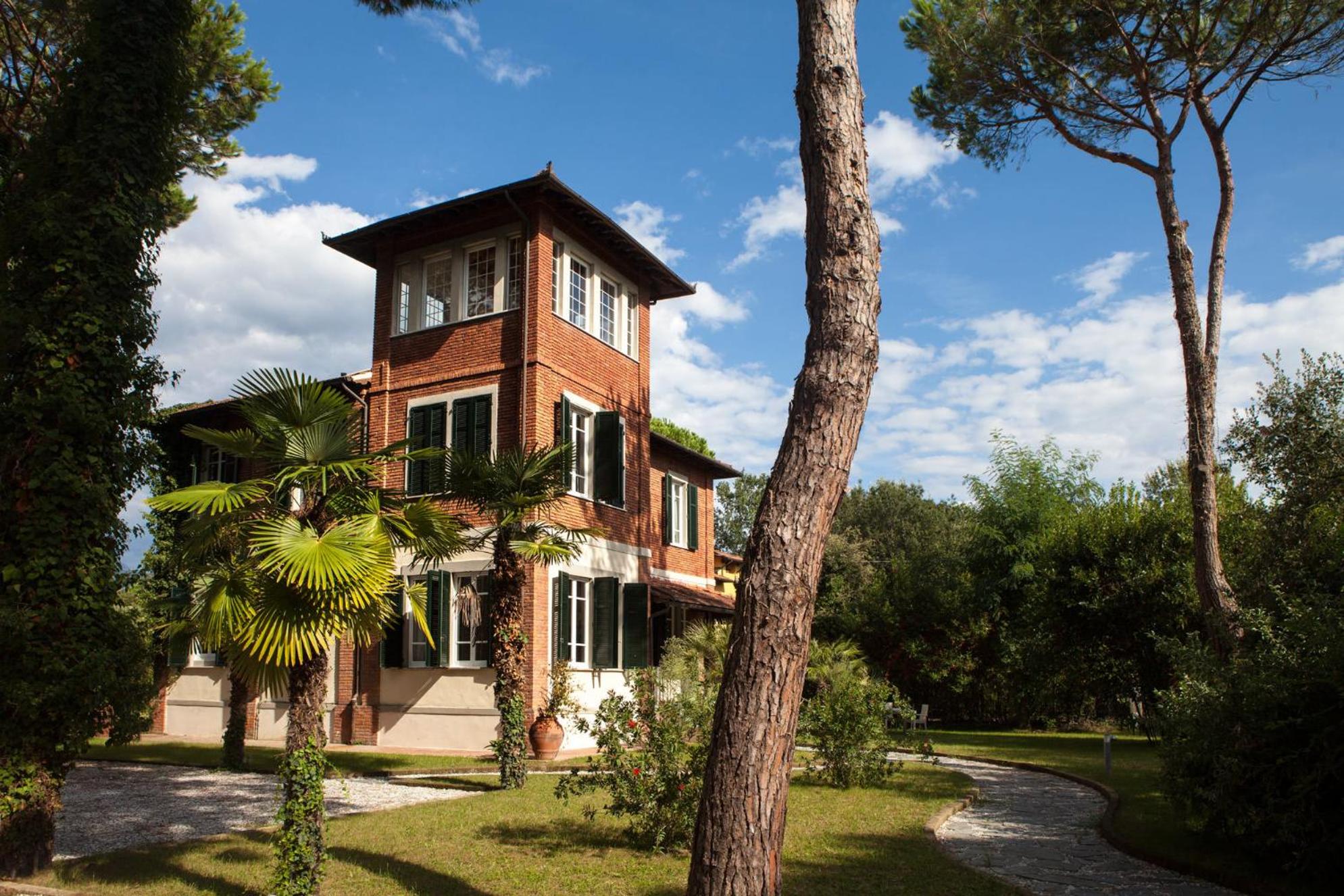 Seven-Bedroom House photo 3