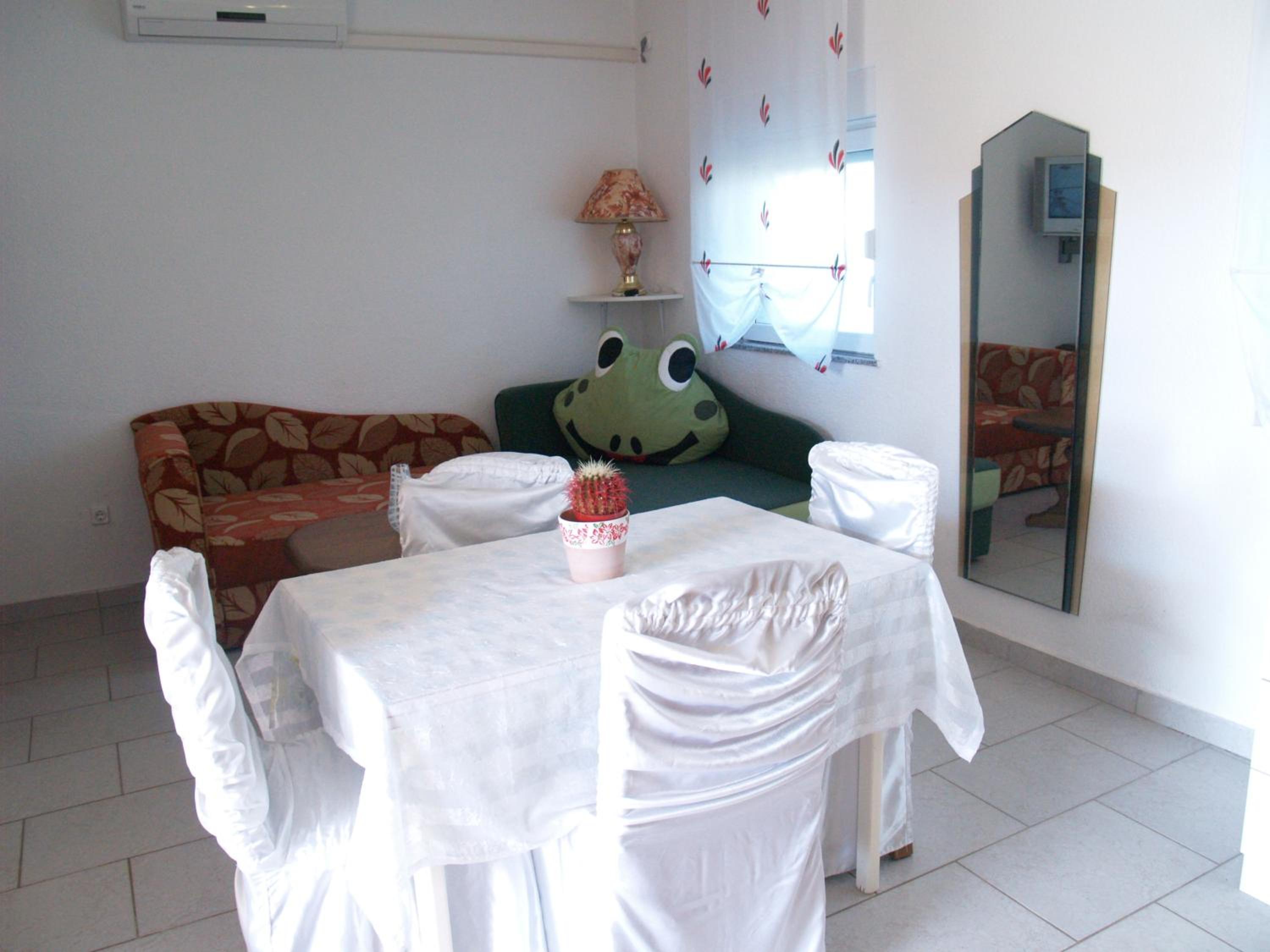 One-Bedroom Apartment with Terrace - Photo 7