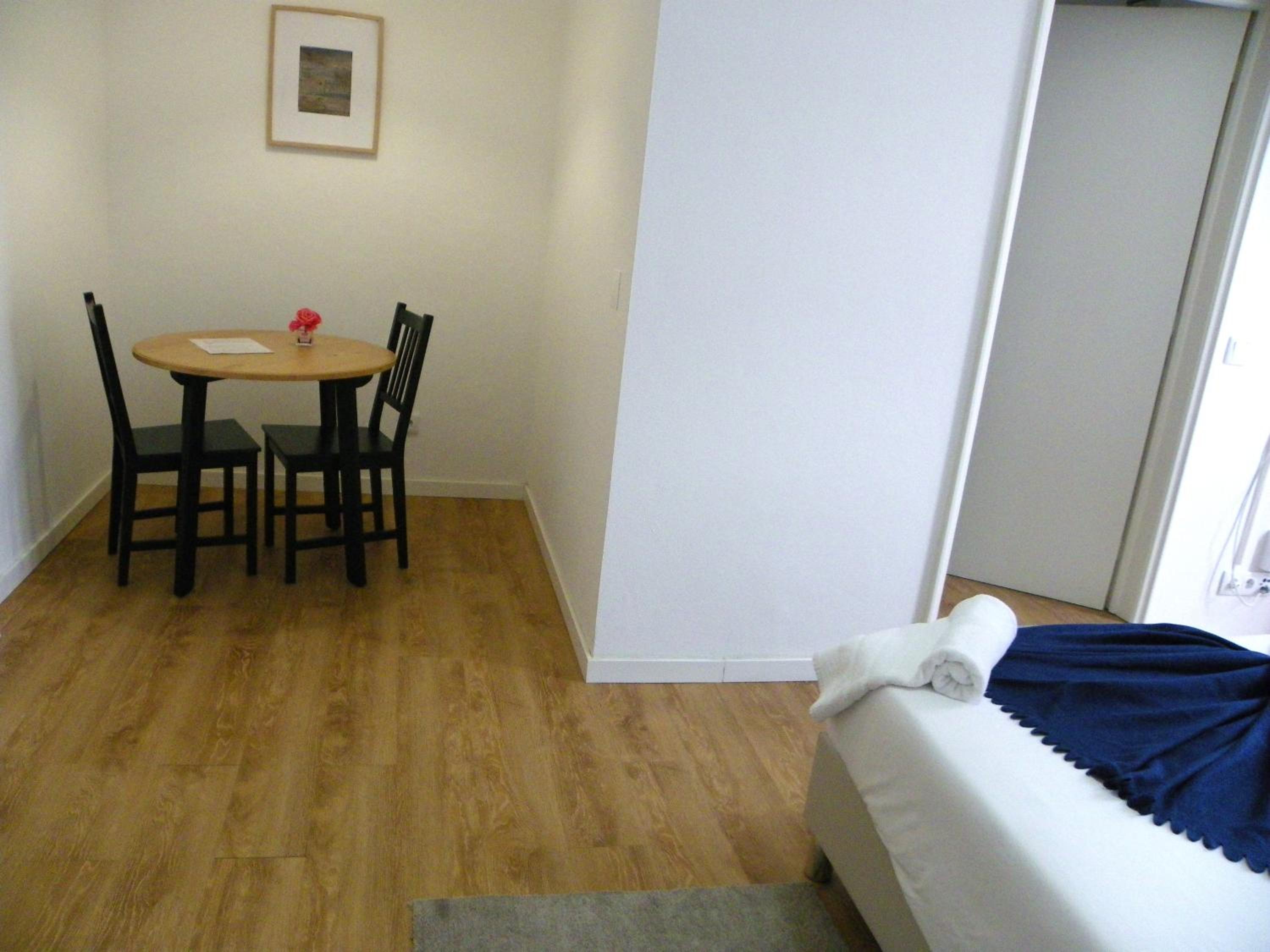 Standard Double or Twin Room with Balcony - Photo 9