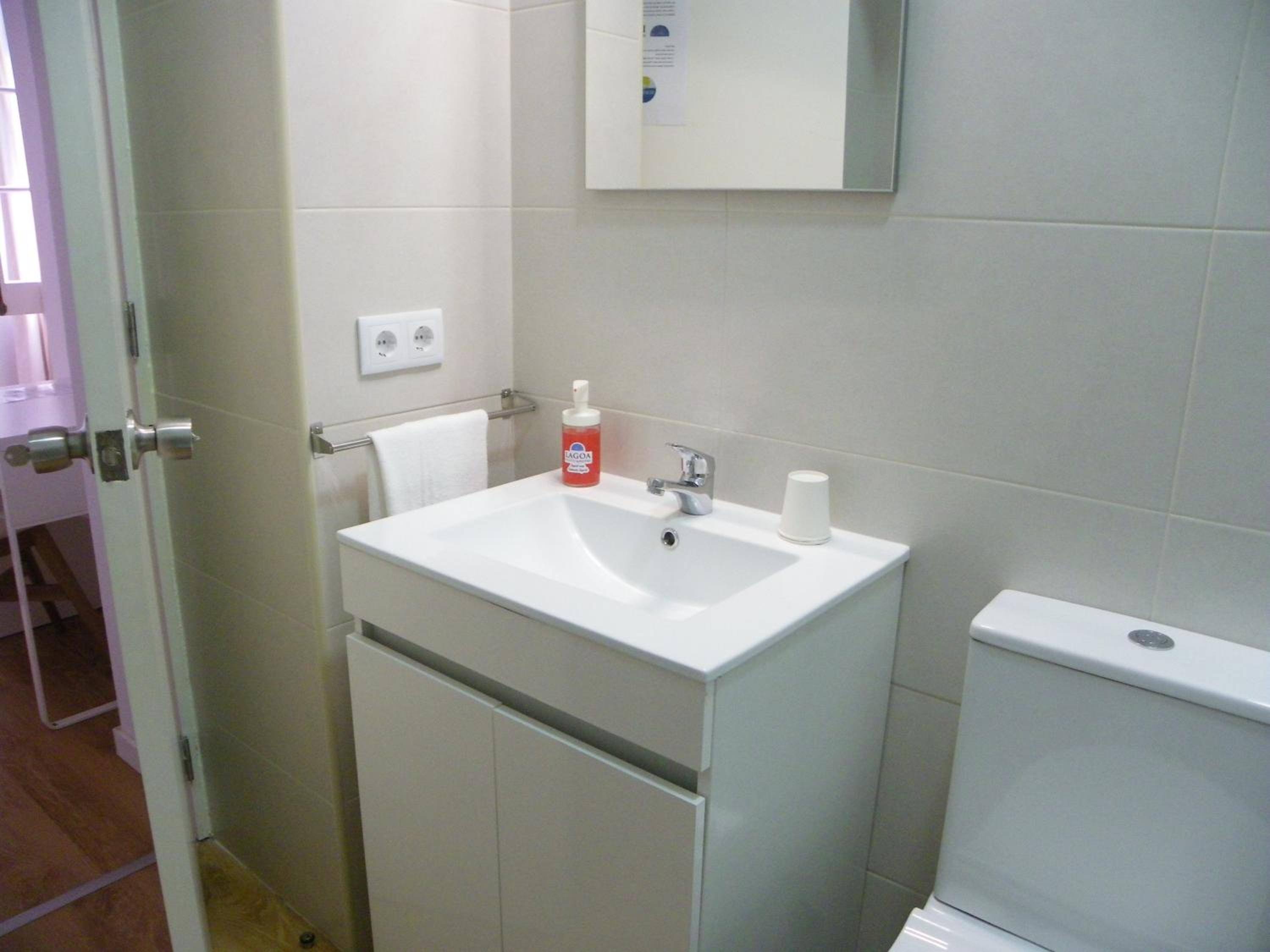 Standard Double or Twin Room - Photo 4