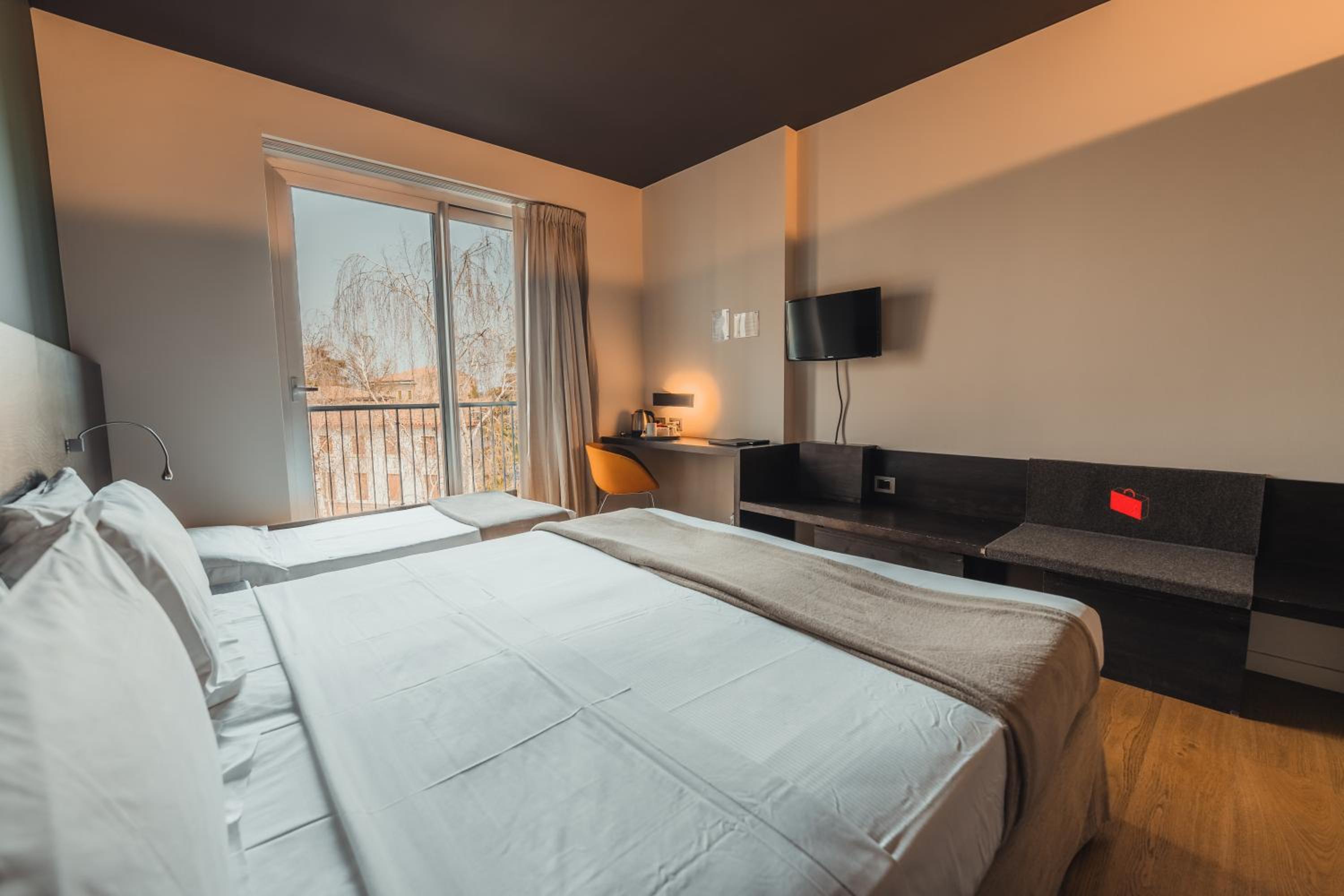 Habitación Triple con Vista al Jardín