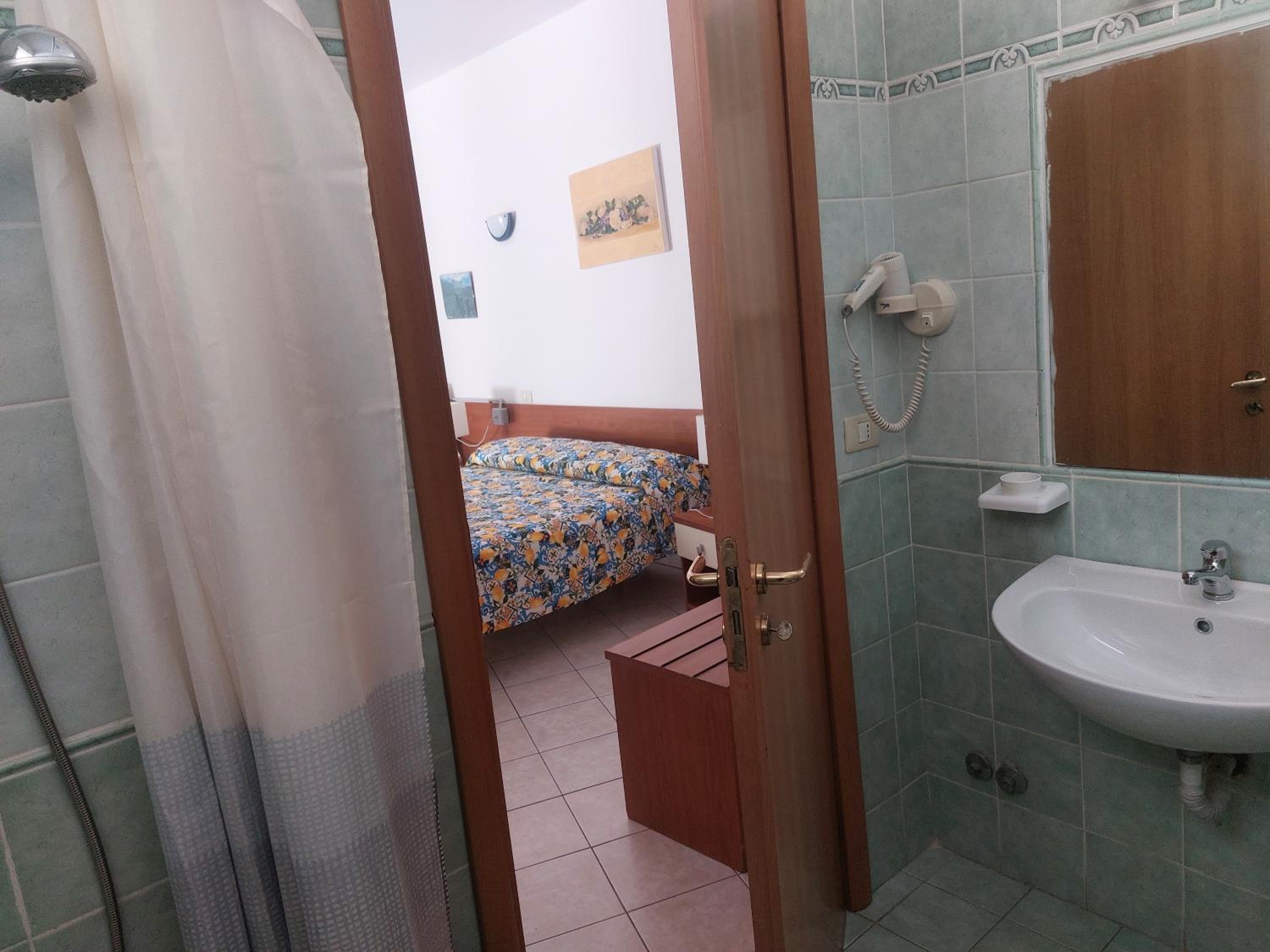 Economy Double Room photo 2