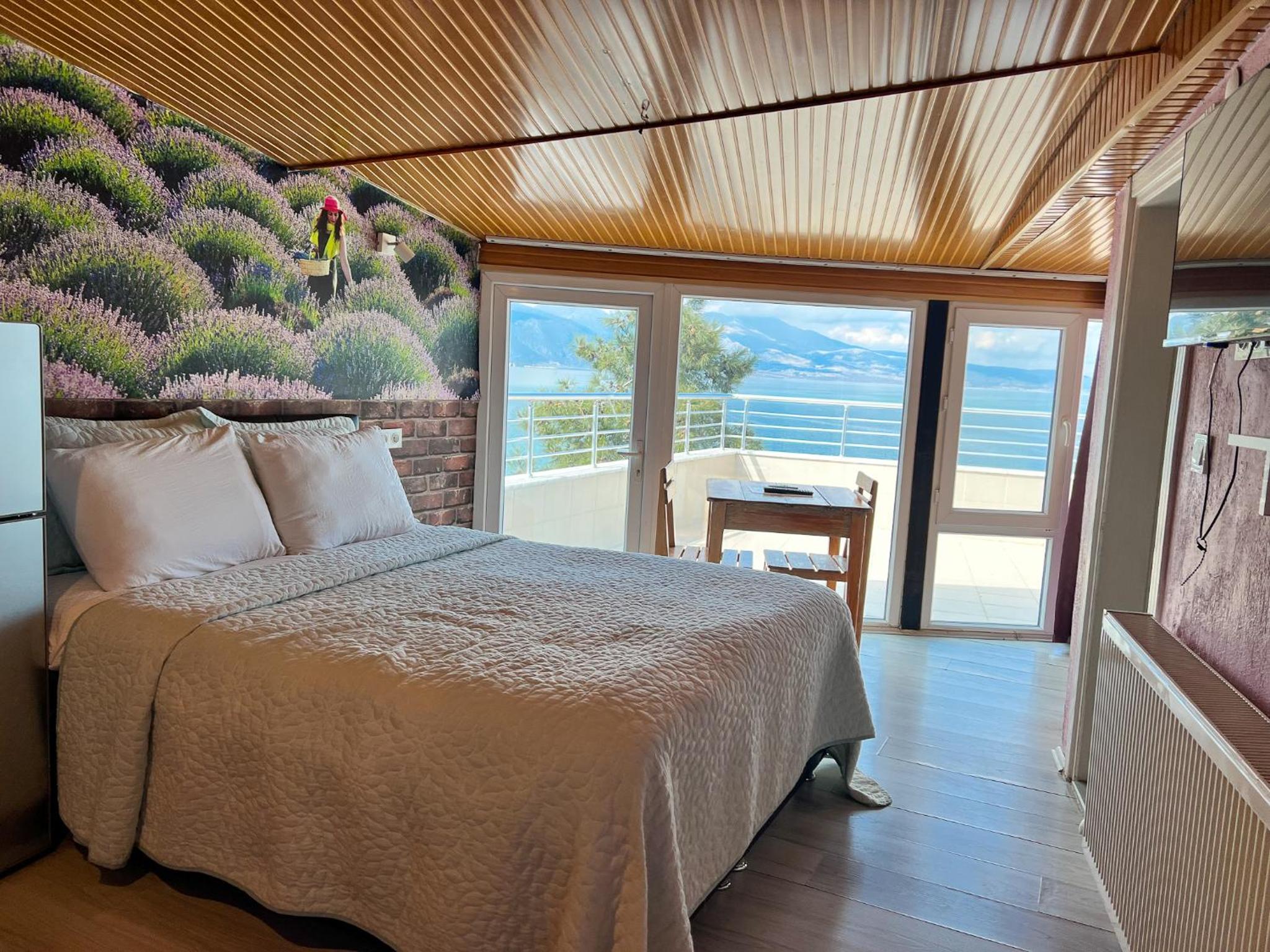Apartment With Lake View