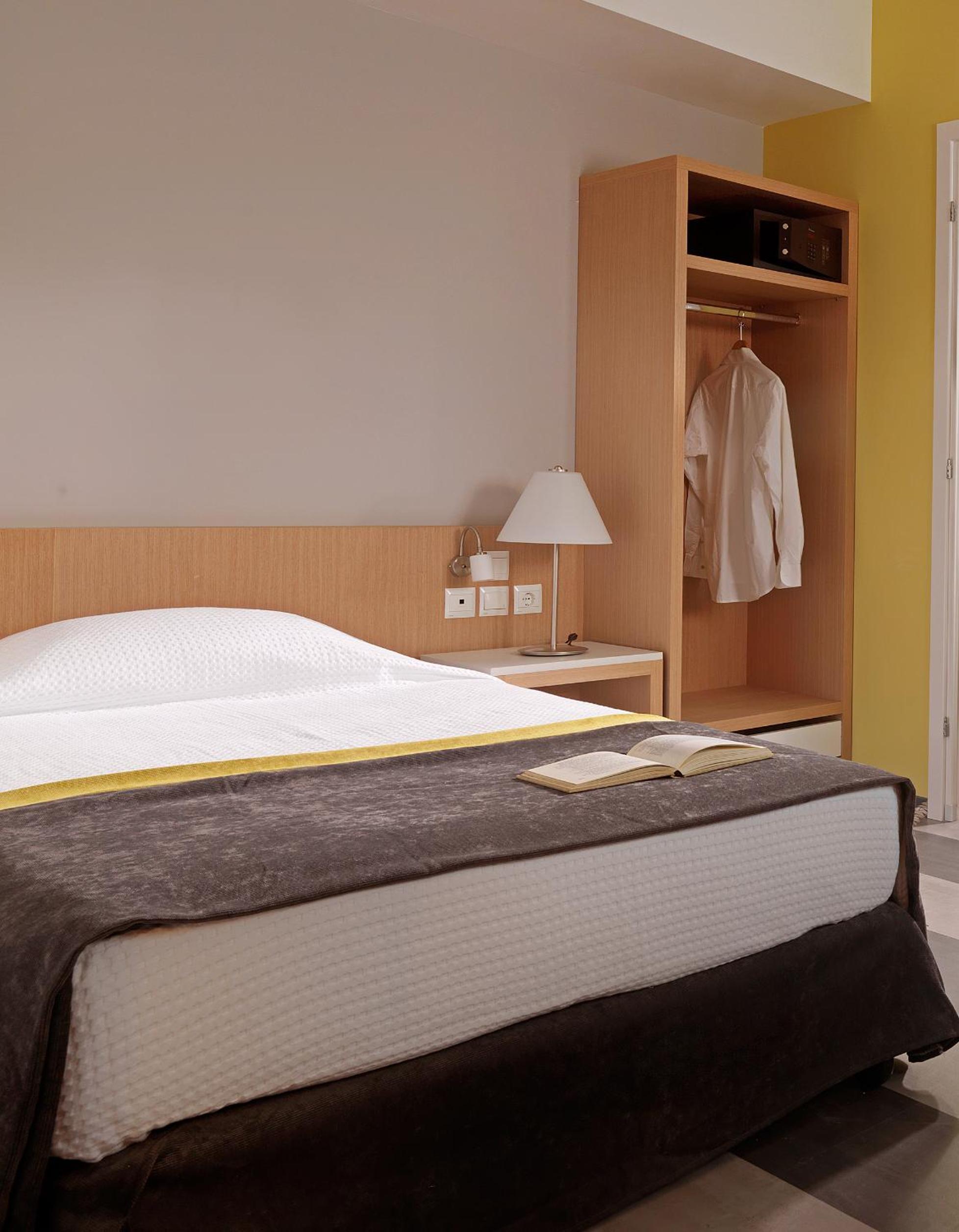Double Room with Sea View (2 Adults + 1 Child) - Photo 1