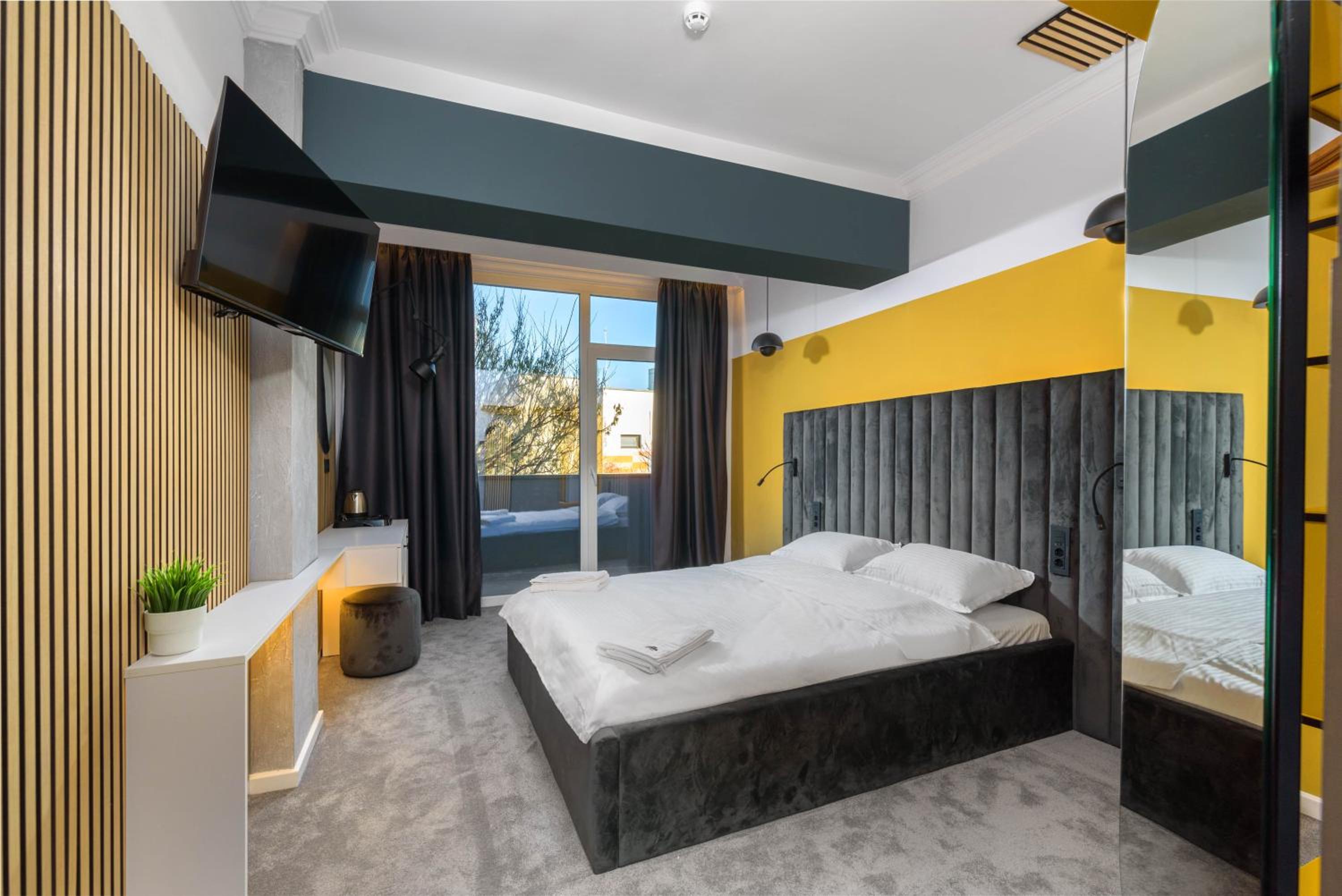 Deluxe Double Room with Balcony photo 3