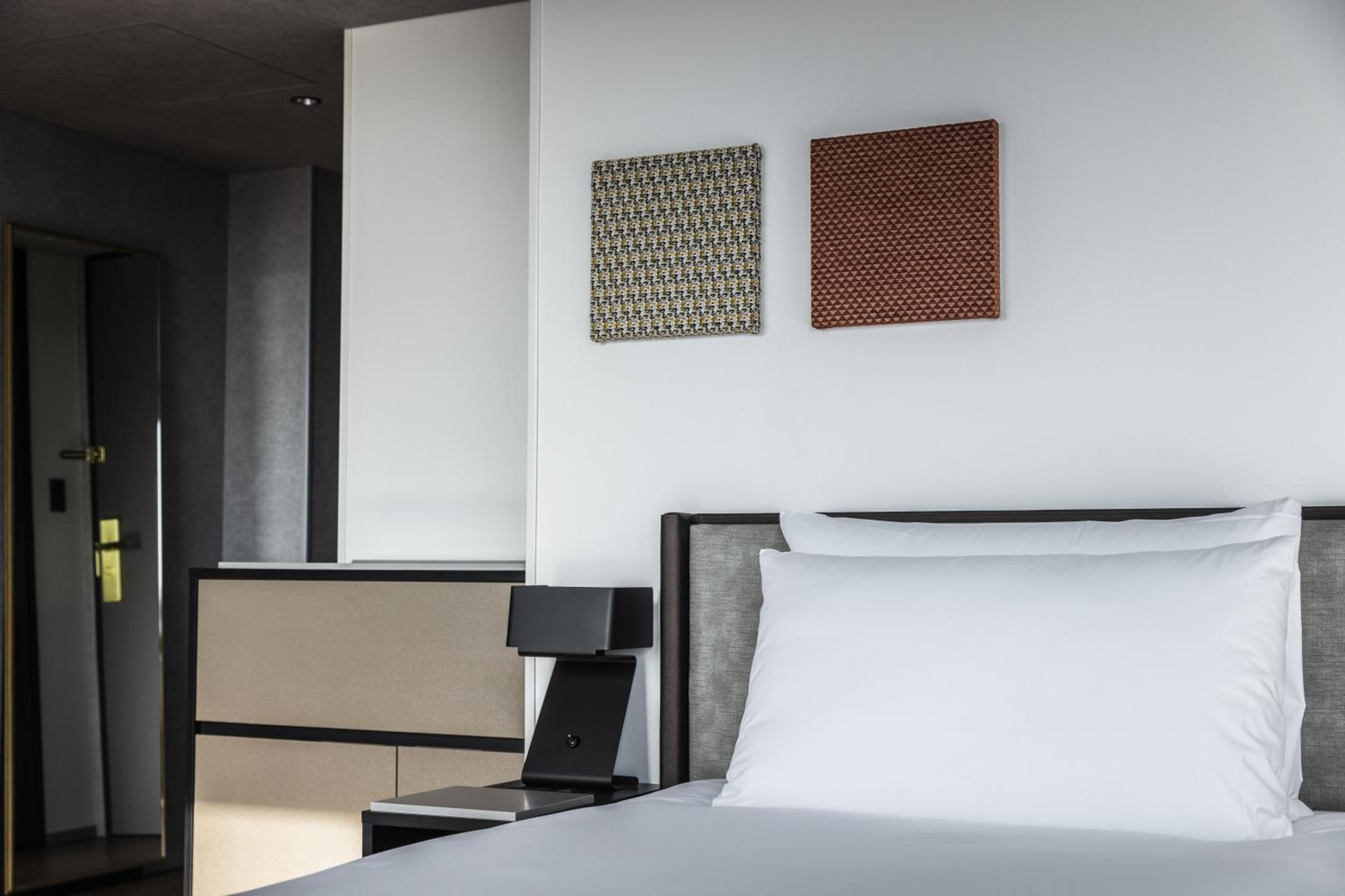 Premium Deluxe Twin Room - Photo 13