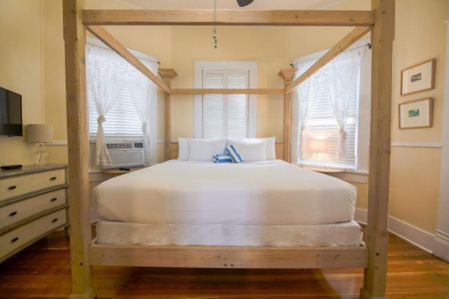 Queen Room with Sofa Bed ( Sailfish)