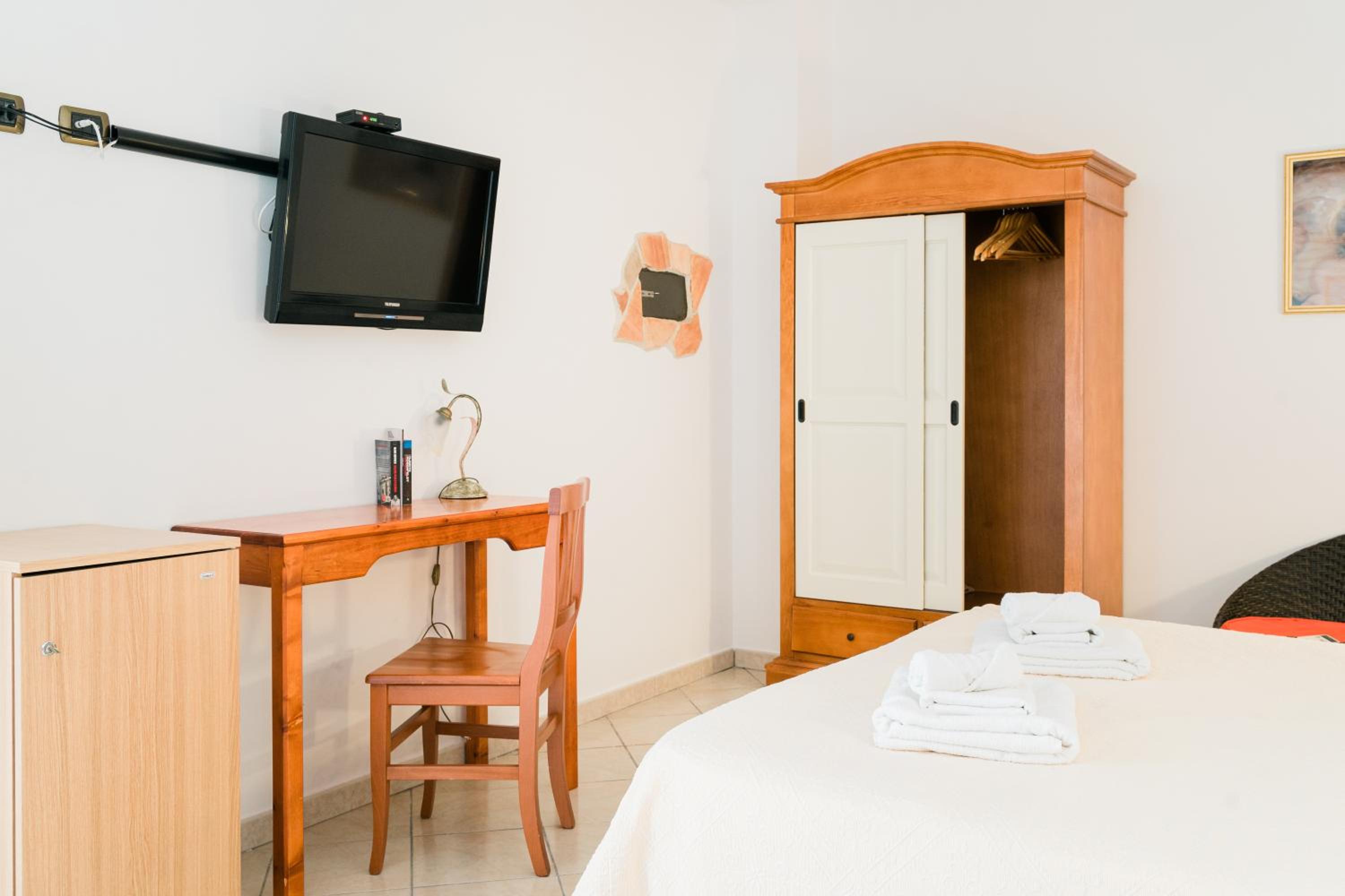 Double or Twin Room - Photo 7