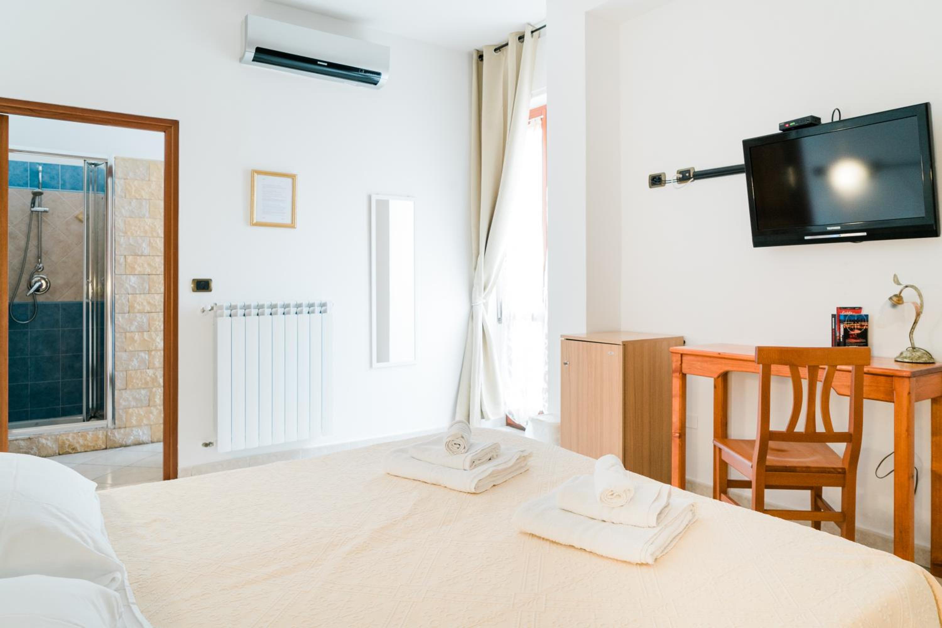 Double or Twin Room - Photo 6