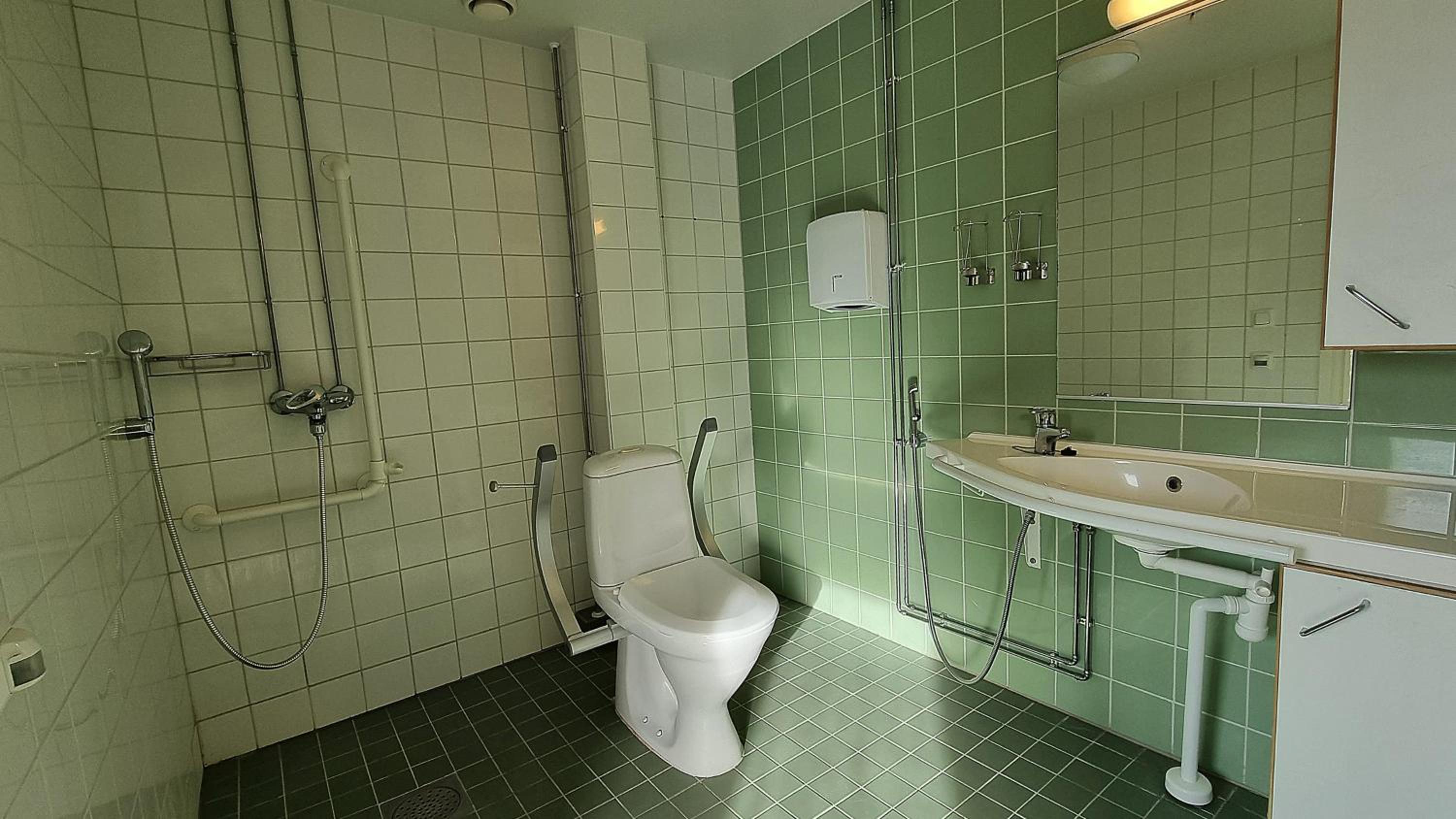 Quadruple Room - Disability Access photo 3