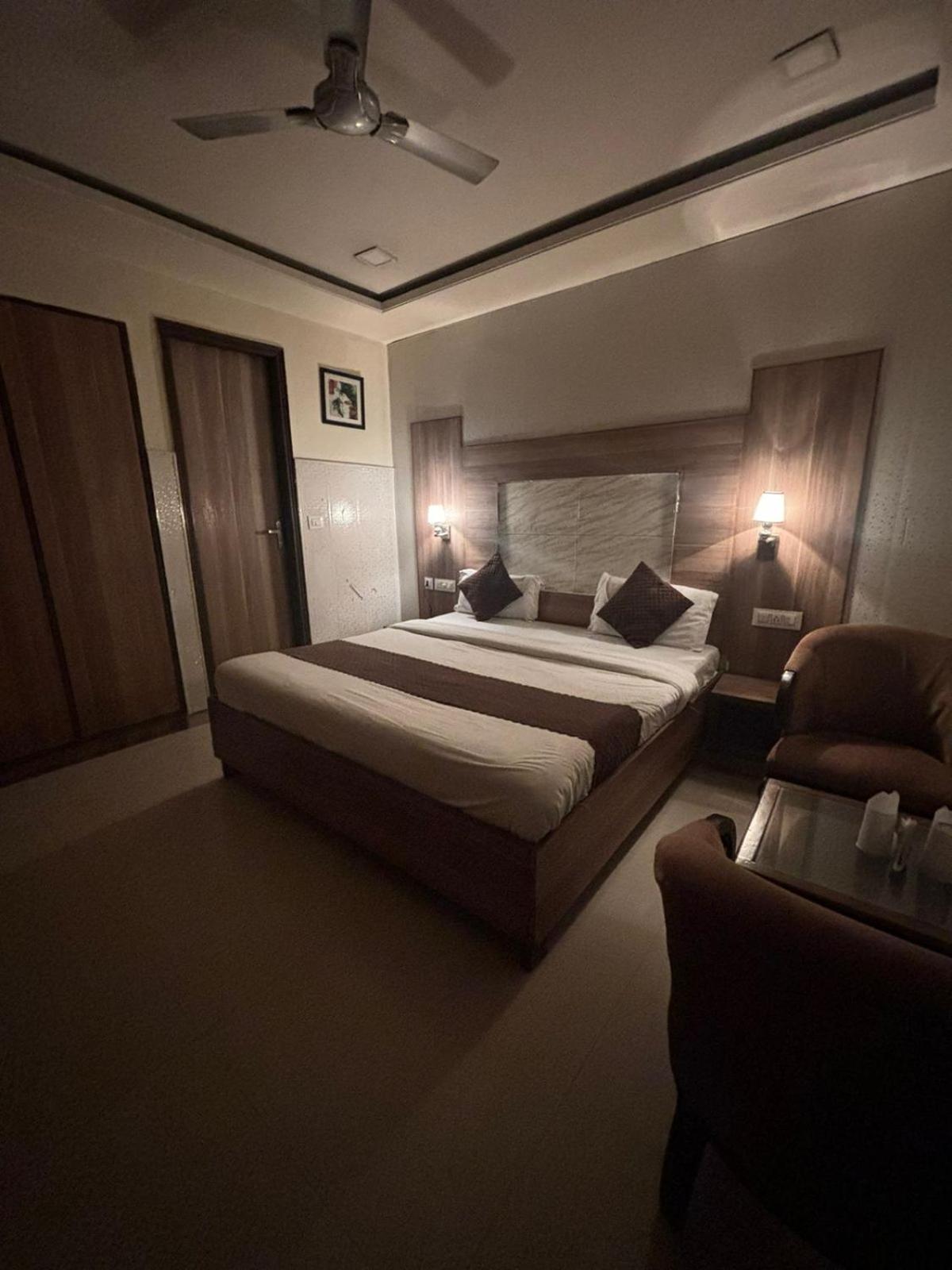Deluxe King Suite photo 1