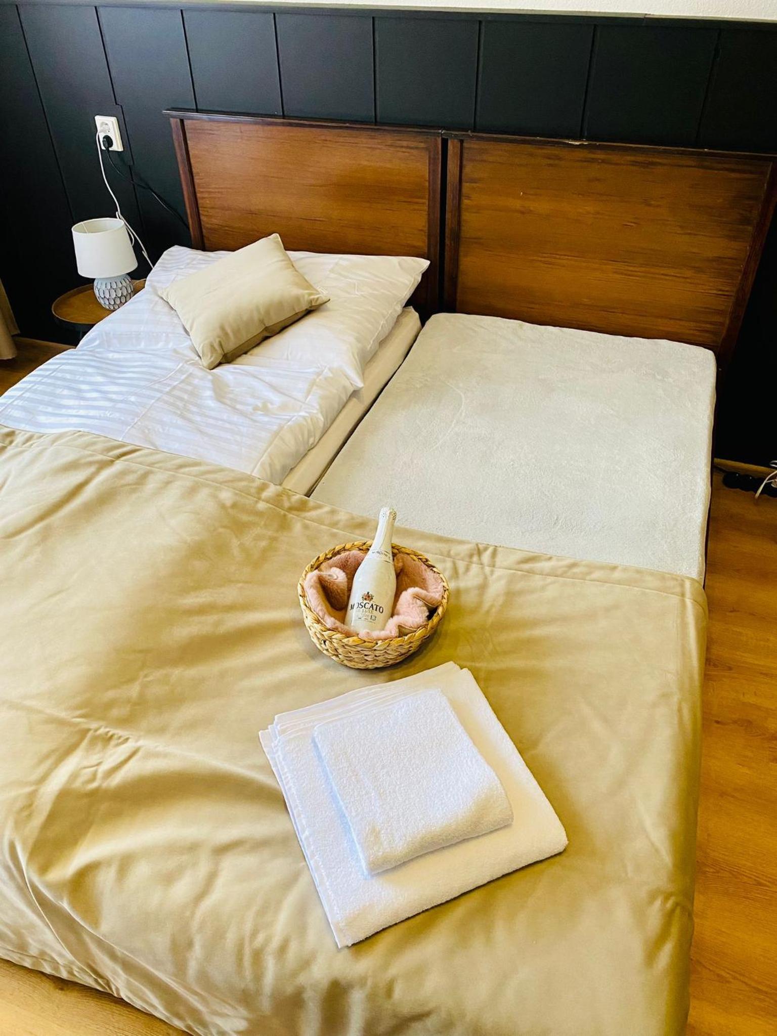 Large Double Room - Photo 3