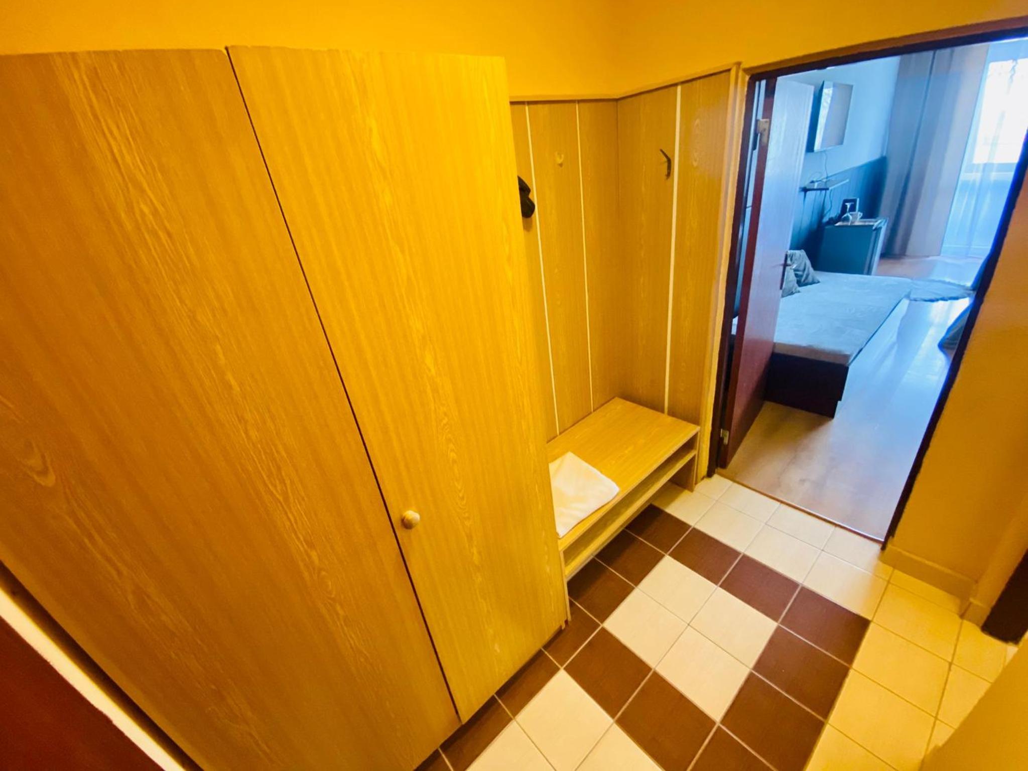 Large Double Room - Photo 13