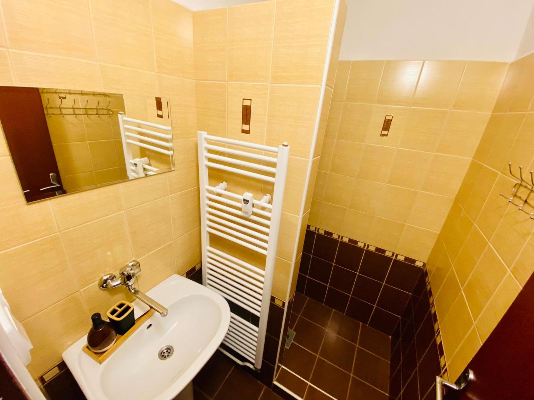 Large Double Room - Photo 10