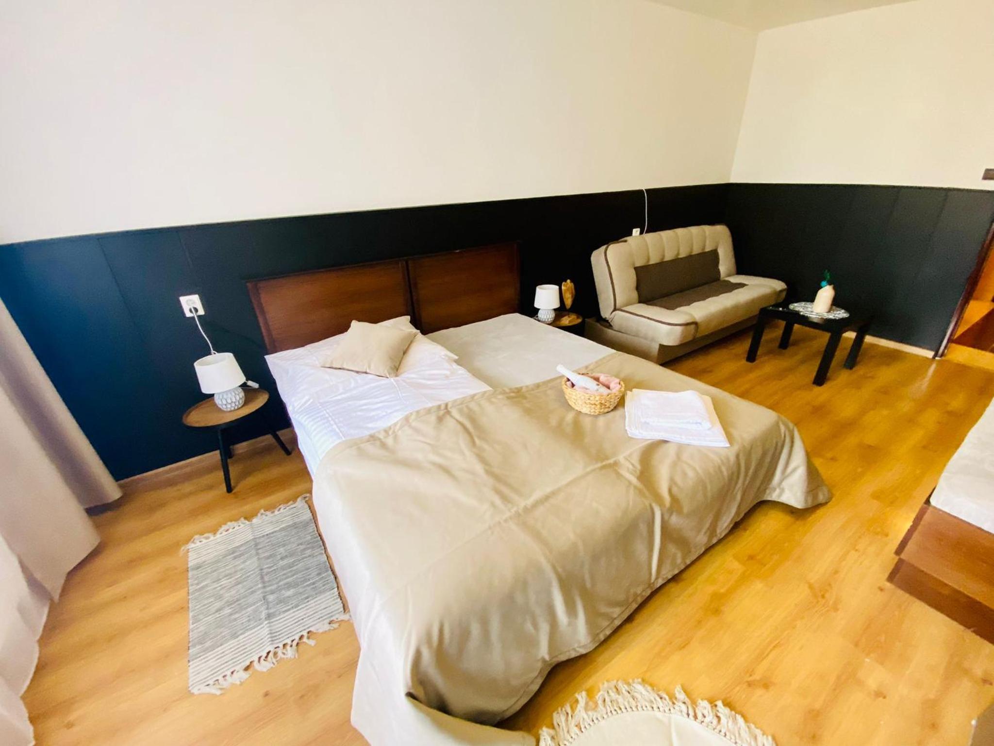Large Double Room - Photo 4
