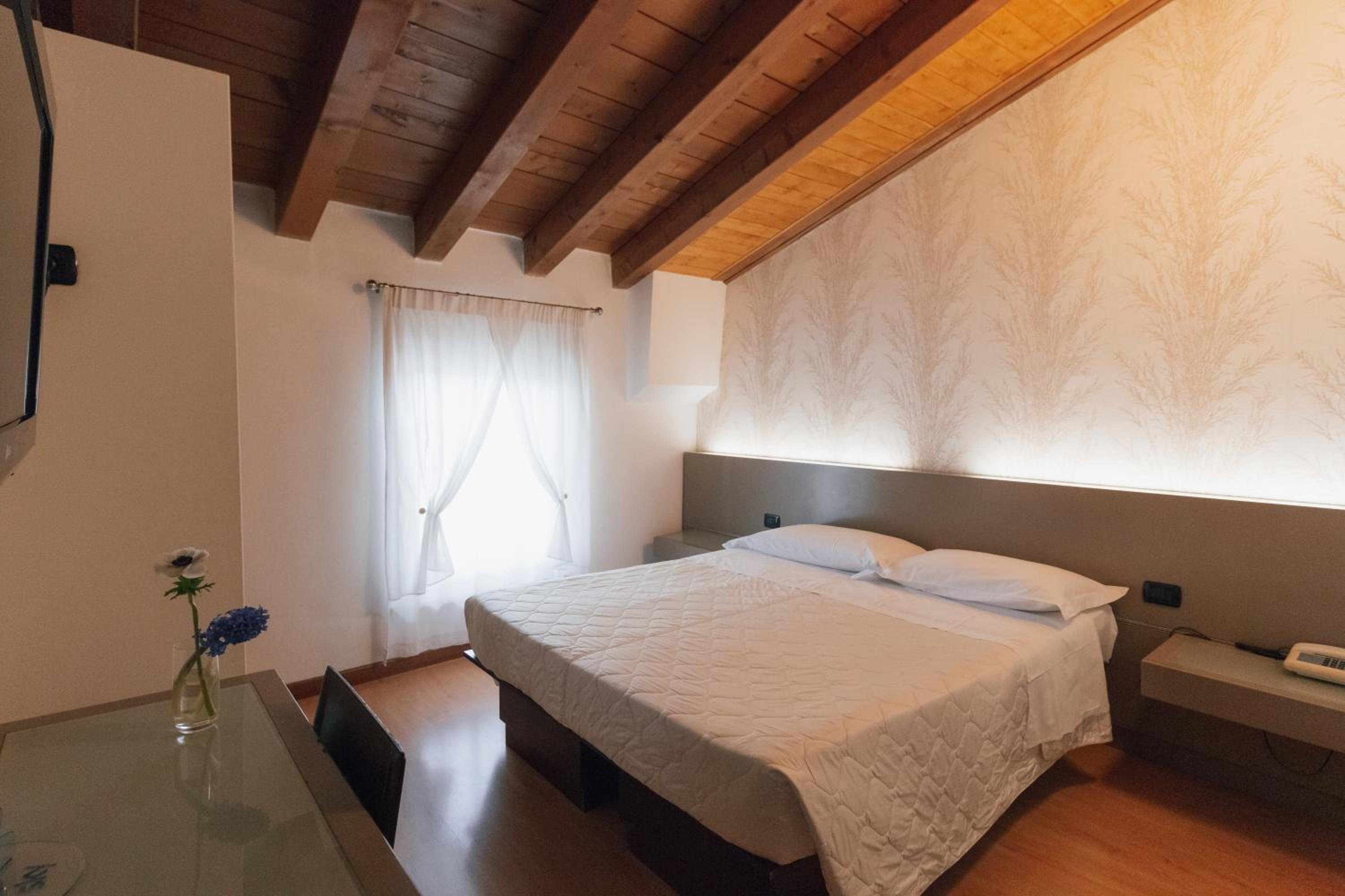 Double Room - Photo 12