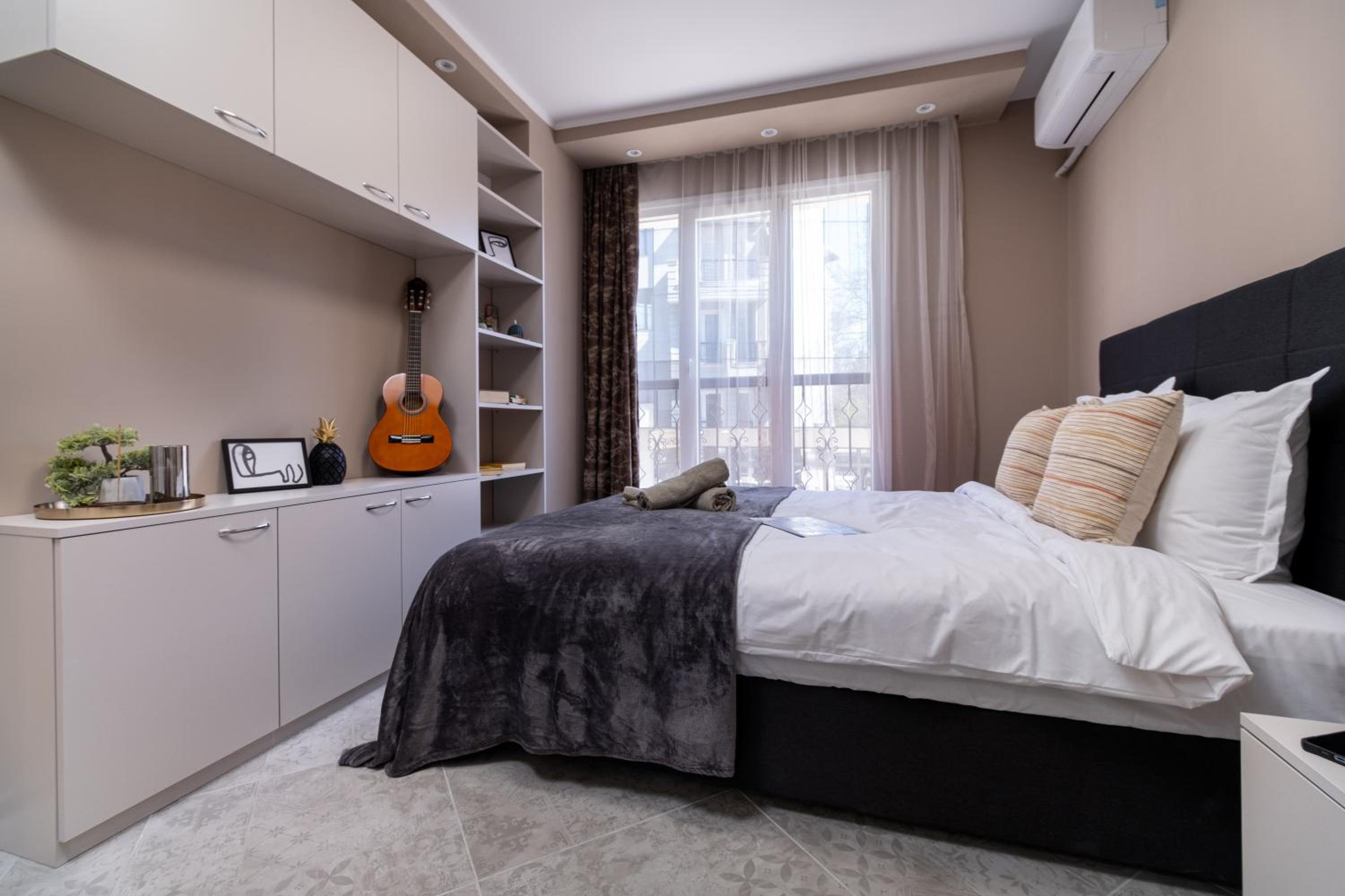One-Bedroom Apartment photo 1