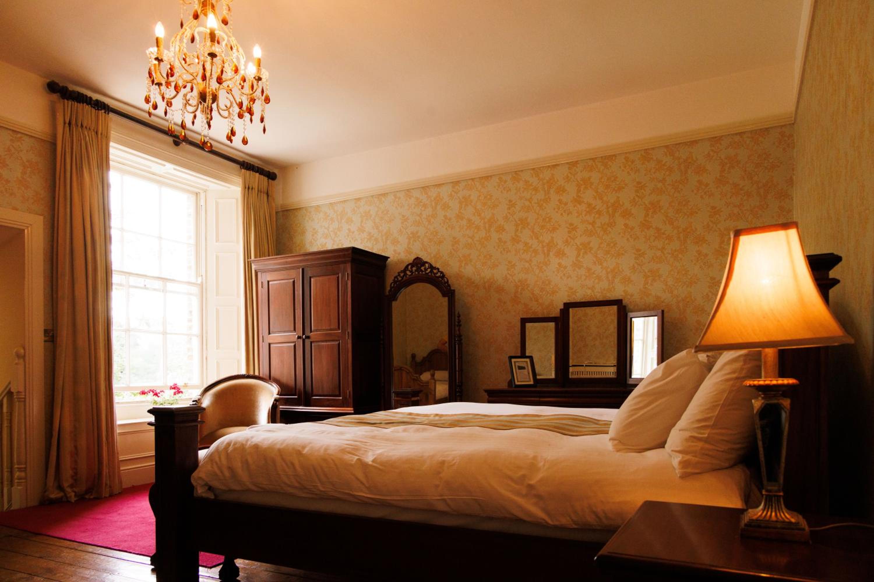 Six-Bedroom House - Photo 8