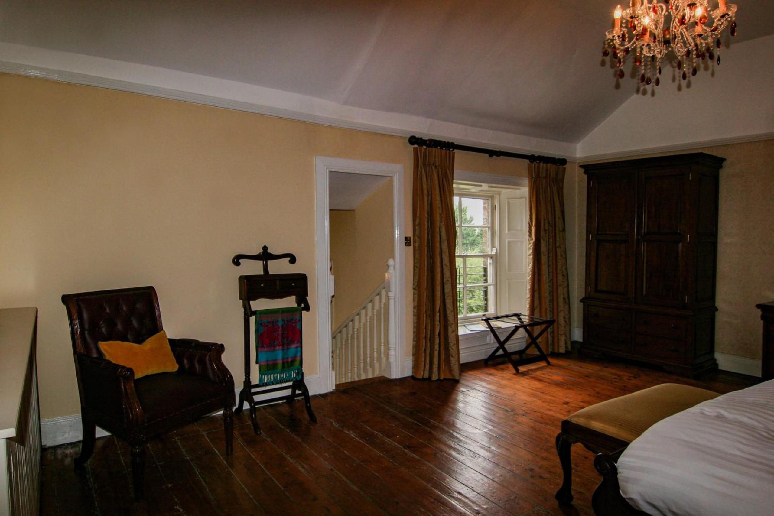 Six-Bedroom House - Photo 10